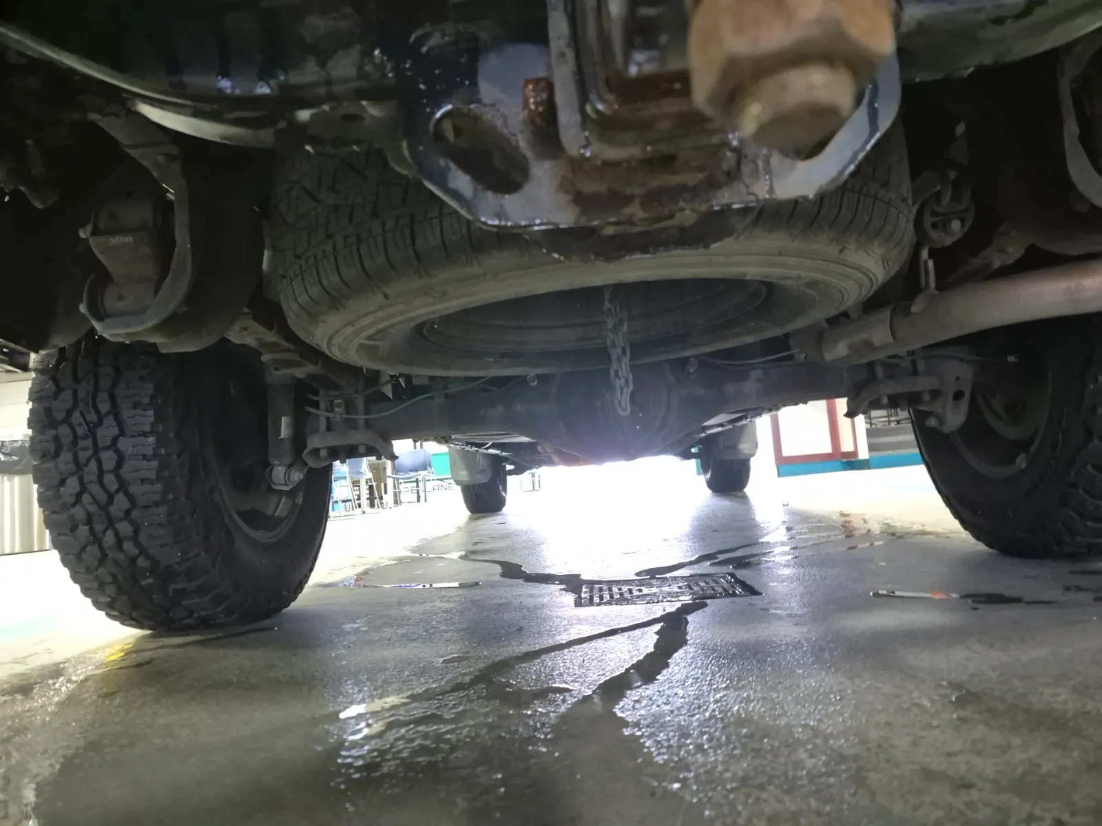 Undercarriage - Rear Photo