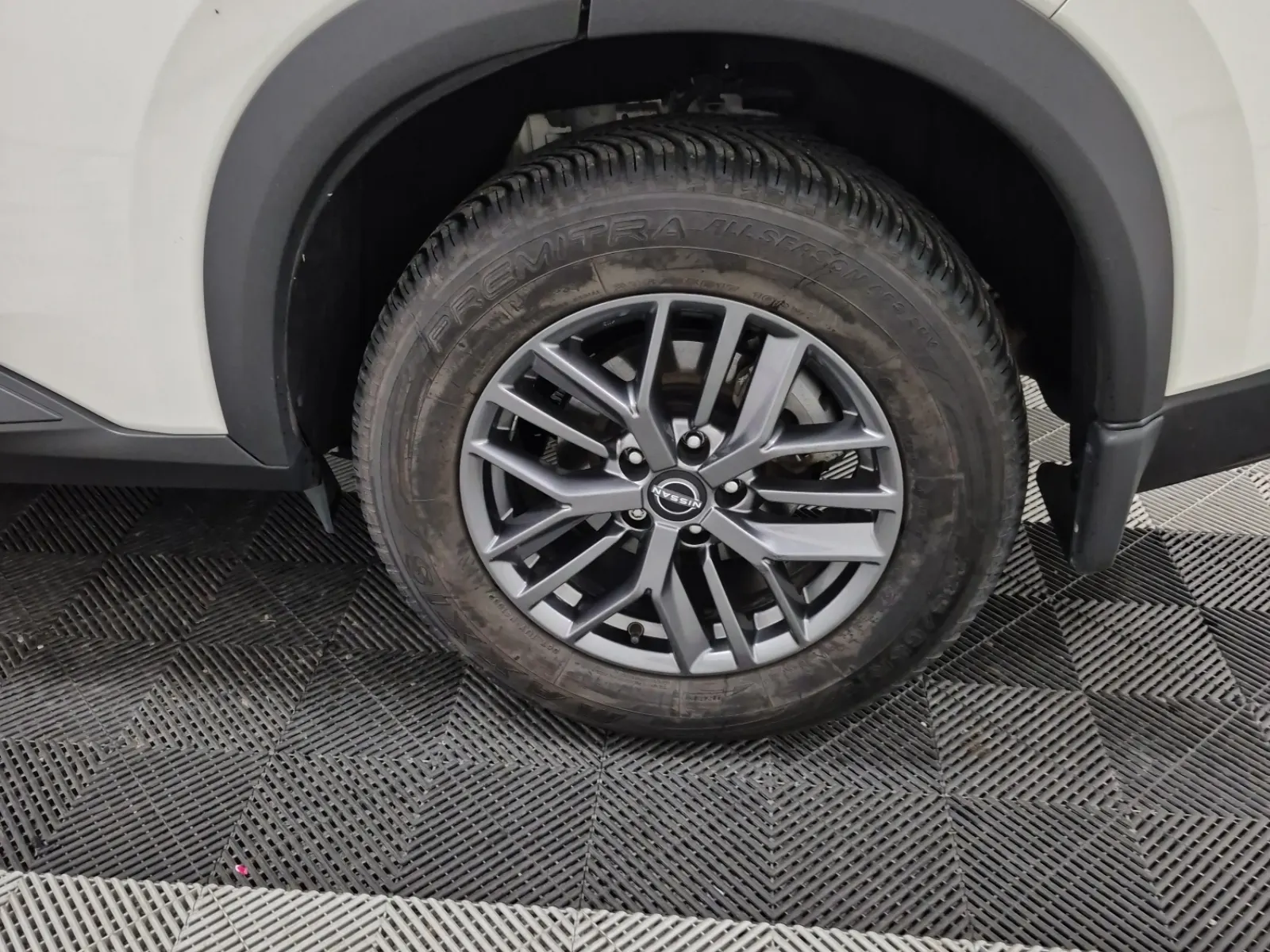 Left Rear Wheel/Tire Photo