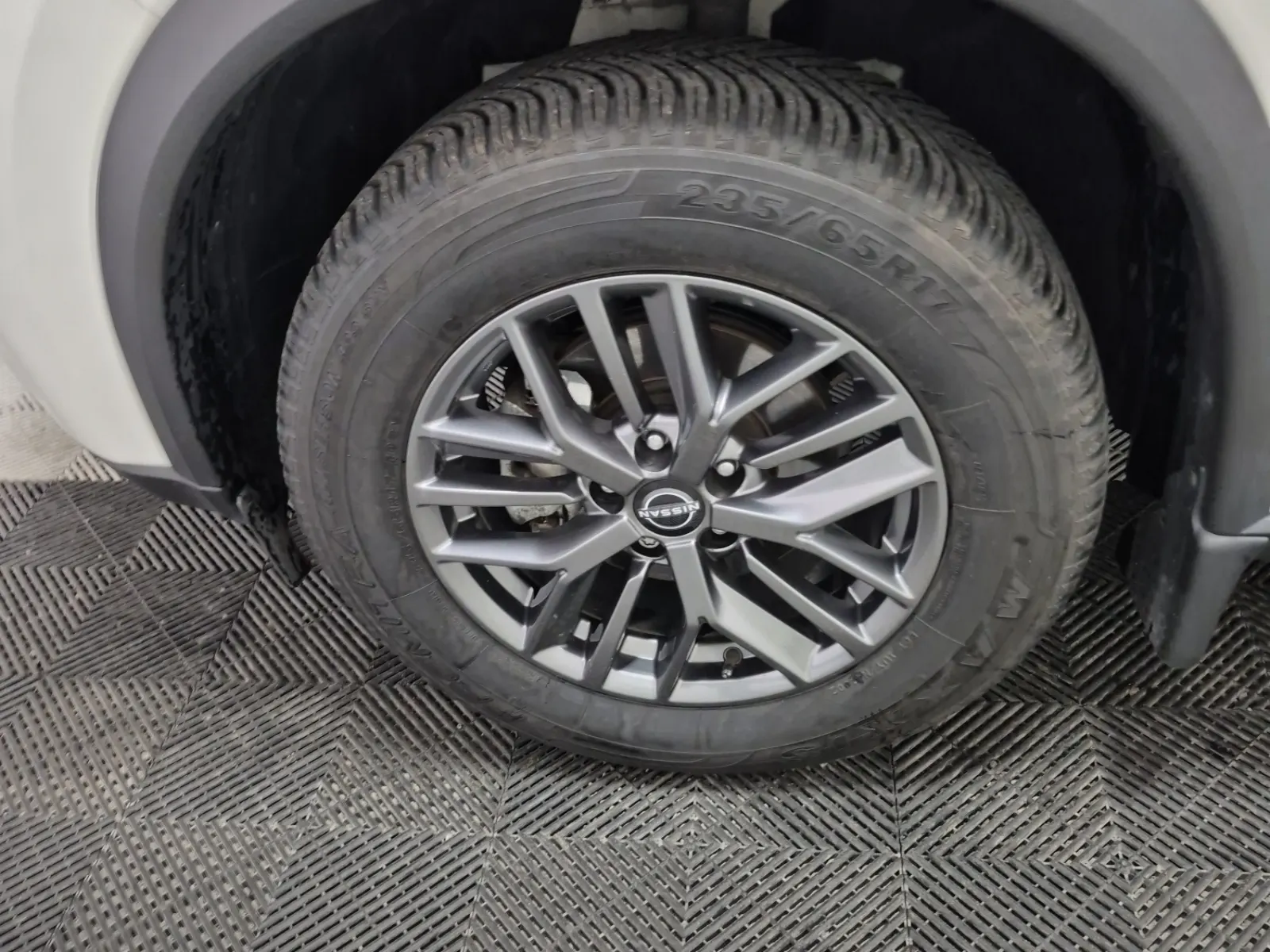 Front driver wheel/tire photo