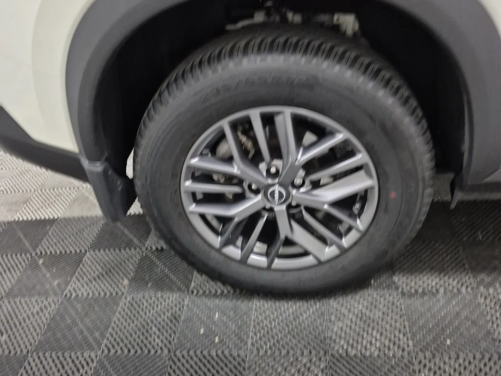 Right Rear Wheel/Tire Photo