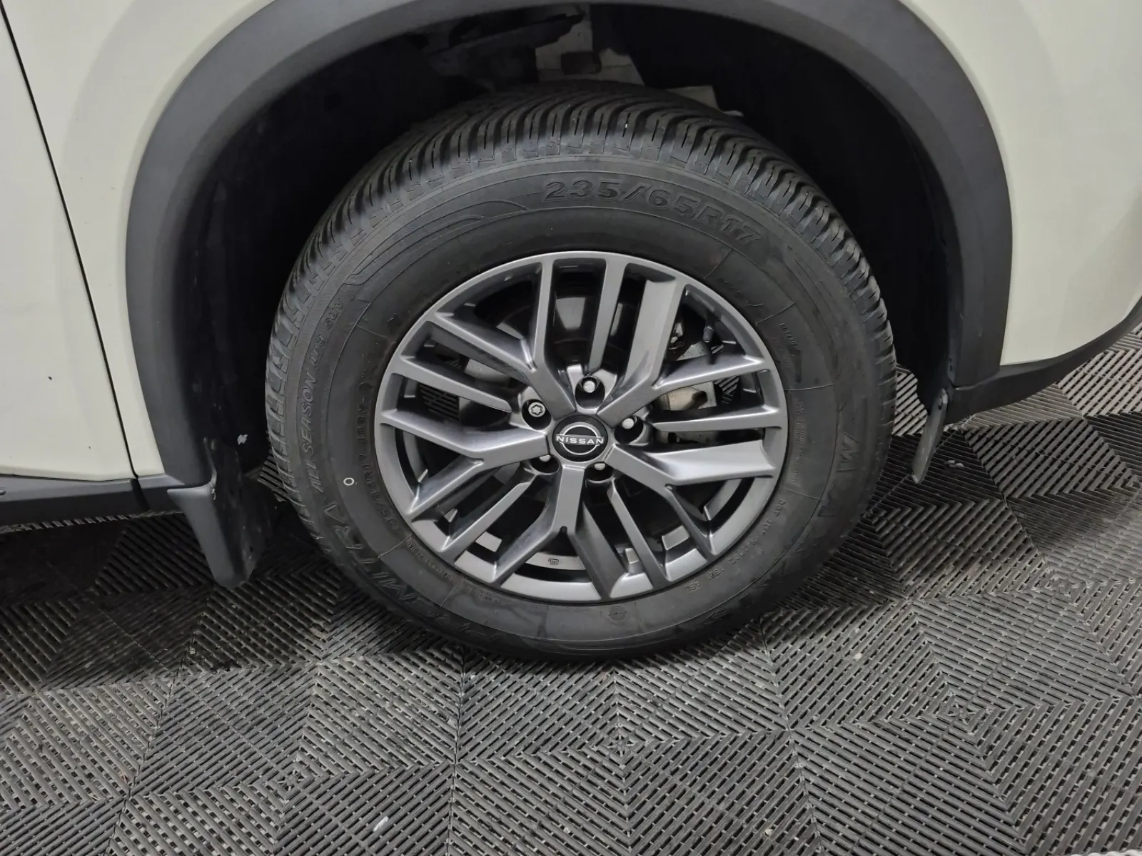 Right Front Wheel/Tire Photo