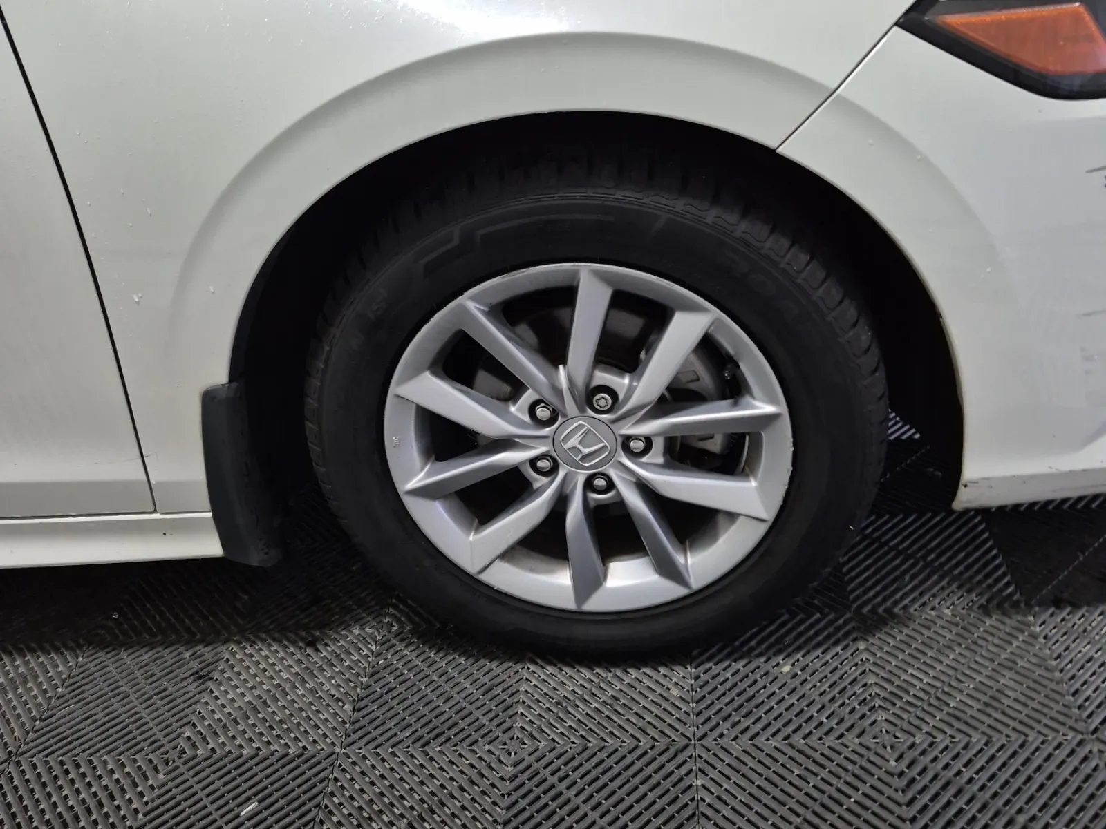 Right Front Wheel/Tire Photo