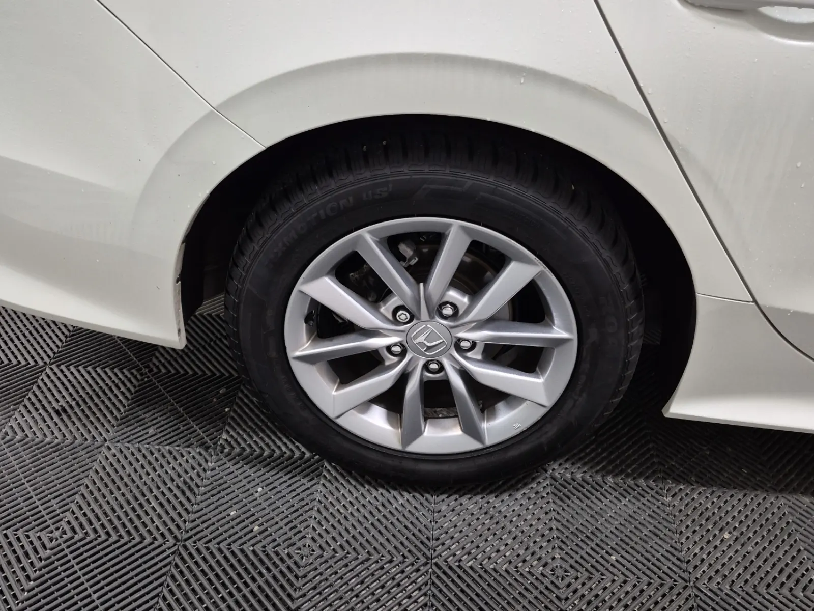 Right Rear Wheel/Tire Photo