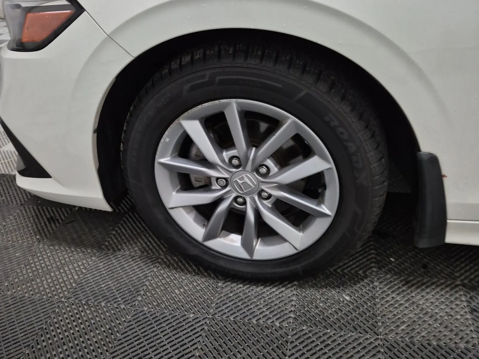 Front driver wheel/tire photo