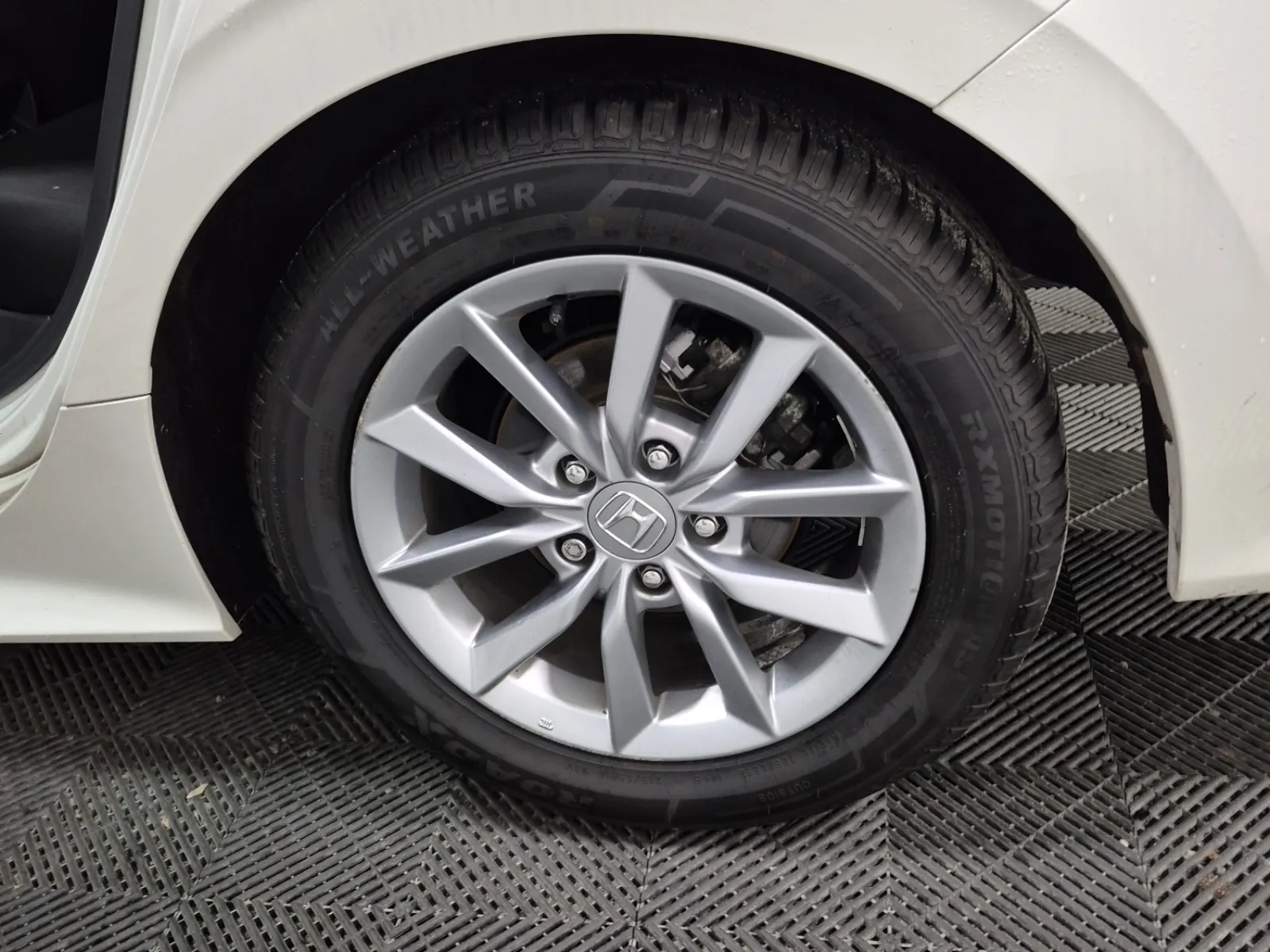 Left Rear Wheel/Tire Photo