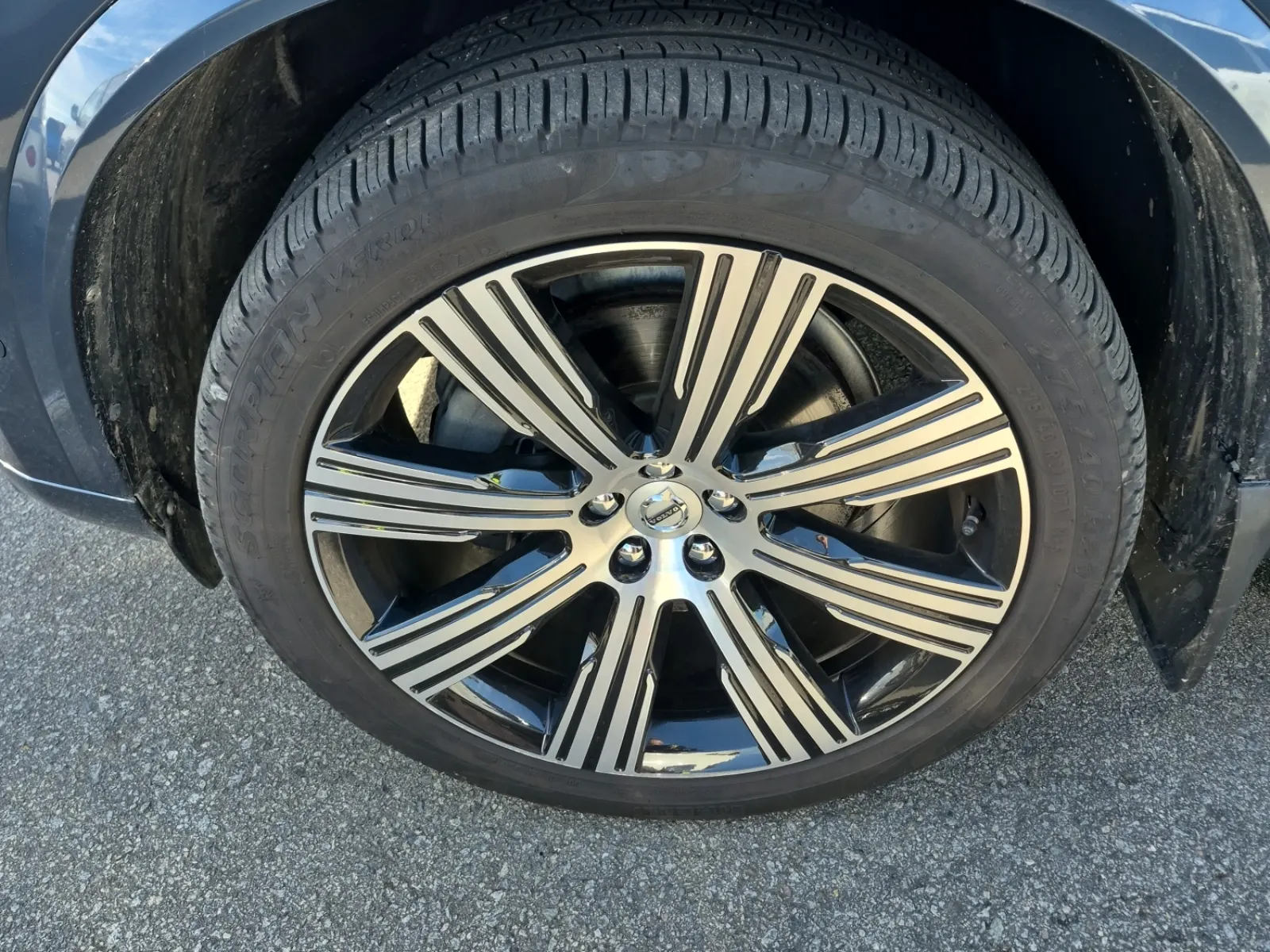 Front driver wheel/tire photo