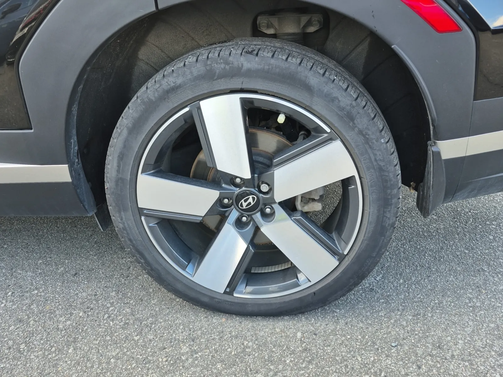 Left Rear Wheel/Tire Photo