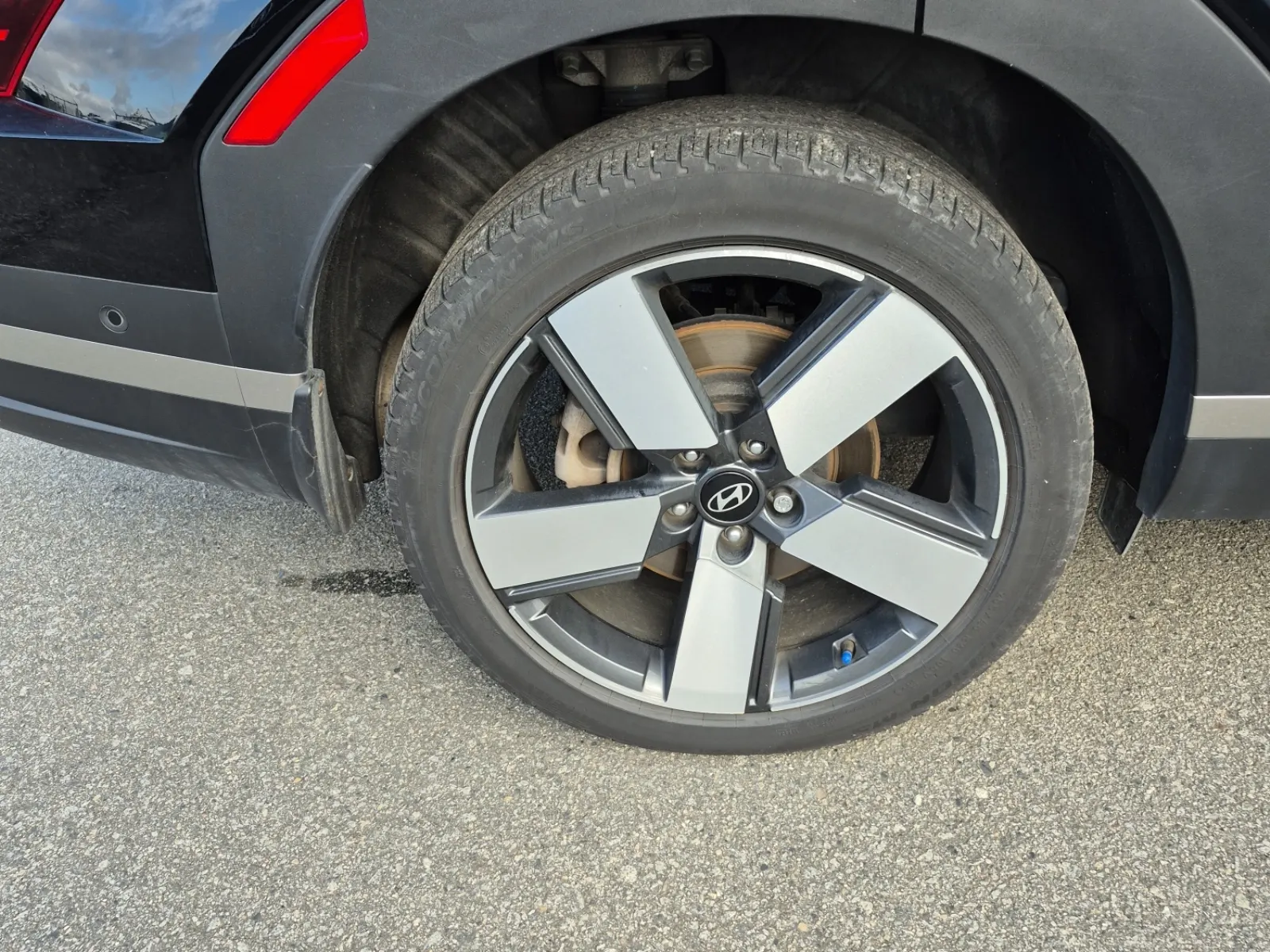 Right Rear Wheel/Tire Photo