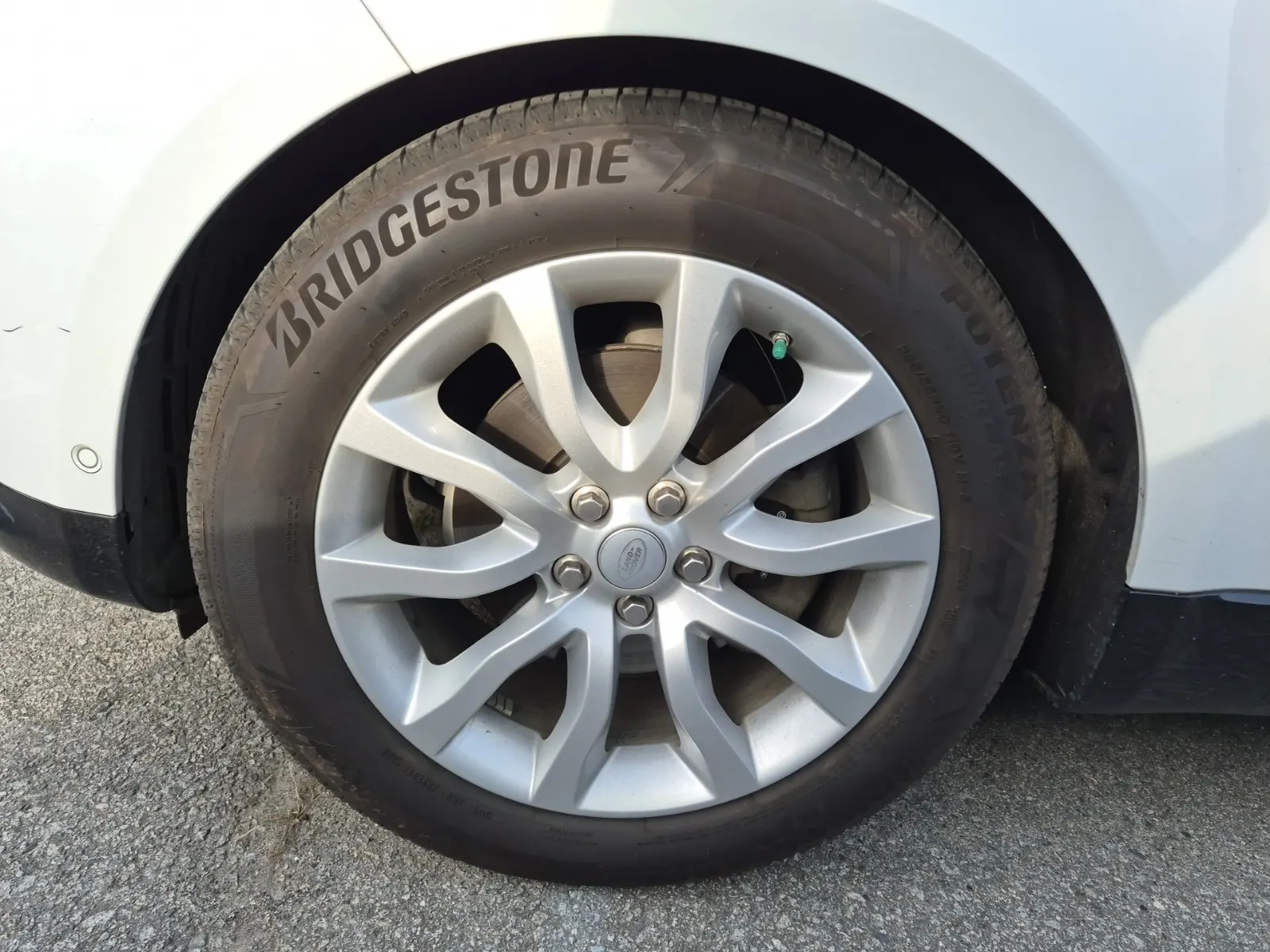 Front driver wheel/tire photo