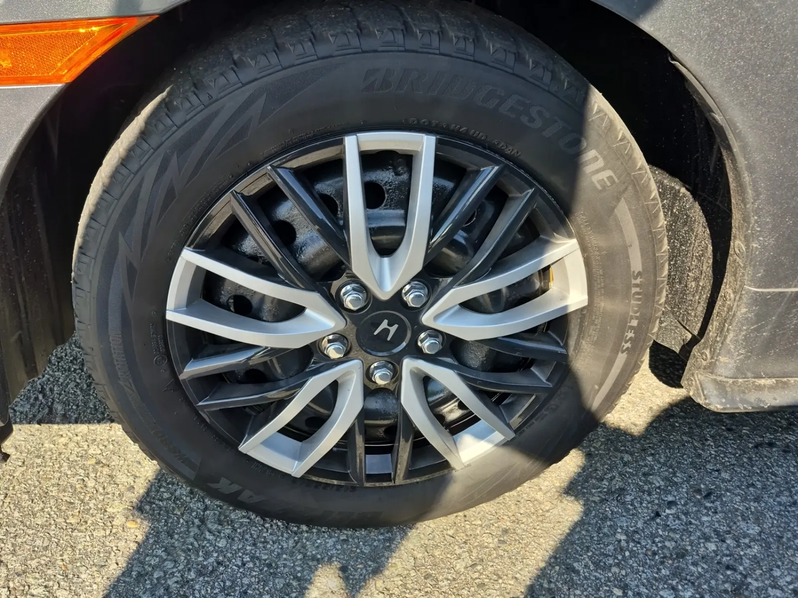 Front driver wheel/tire photo