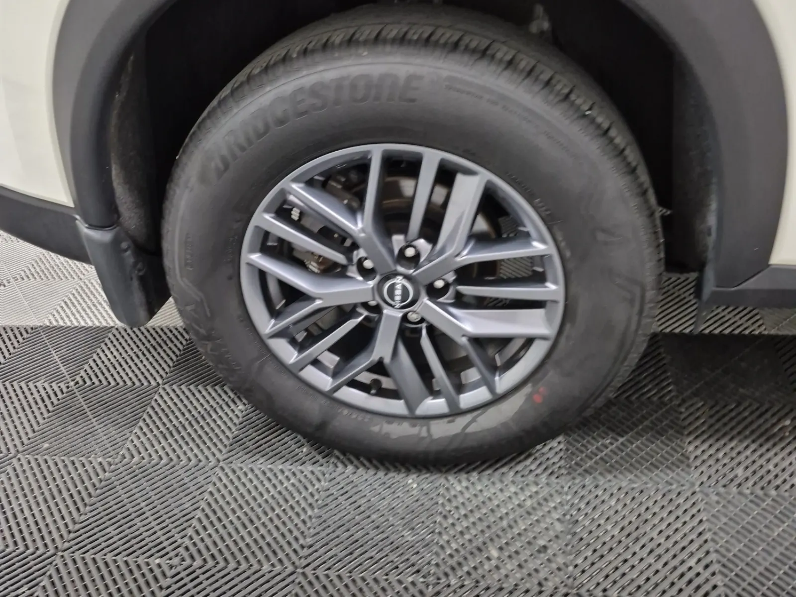 Right Rear Wheel/Tire Photo