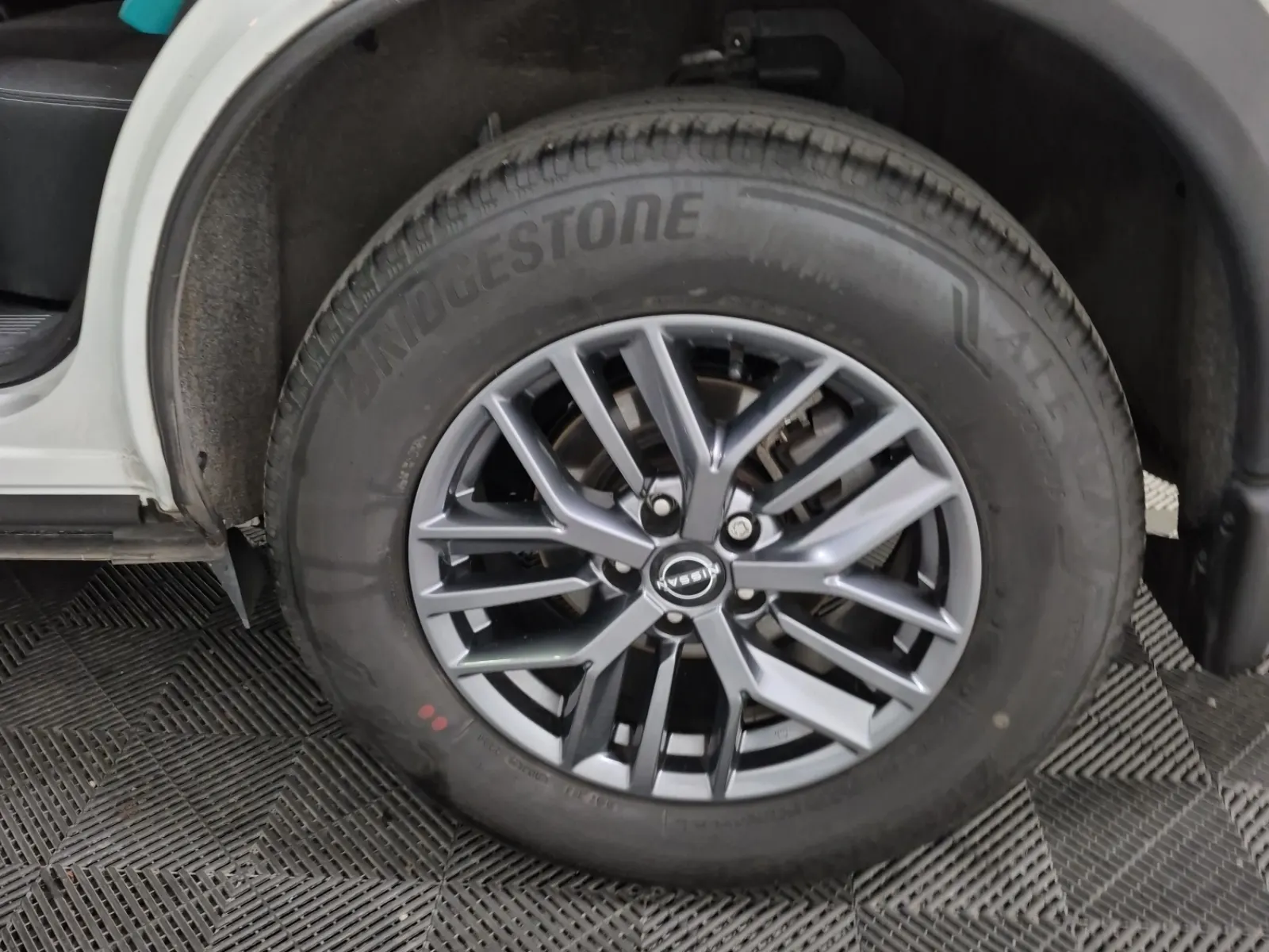 Left Rear Wheel/Tire Photo
