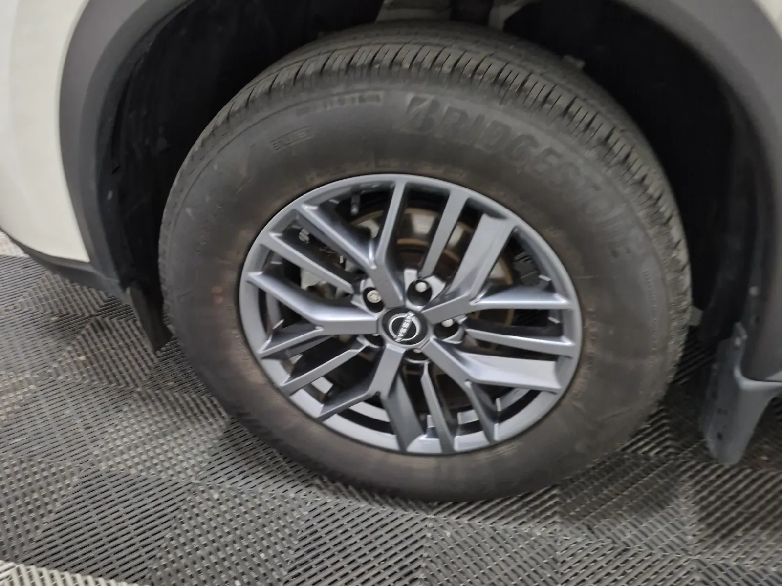 Front driver wheel/tire photo