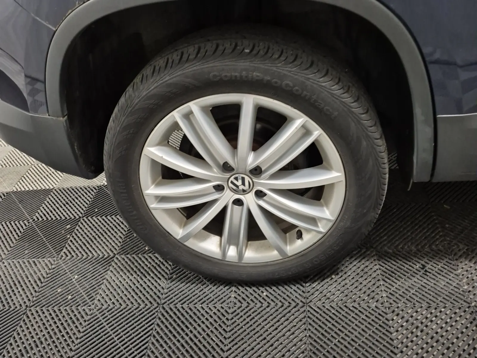 Right Rear Wheel/Tire Photo