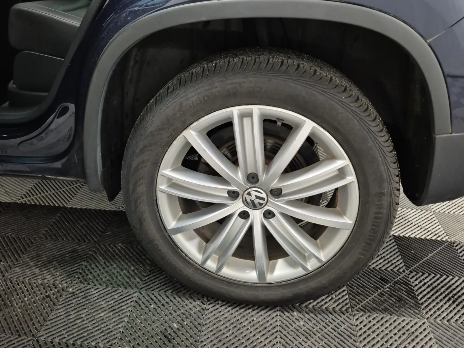 Left Rear Wheel/Tire Photo