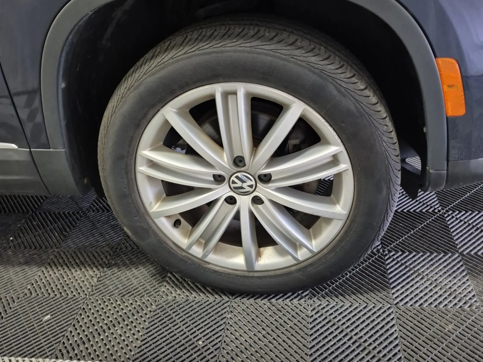 Right Front Wheel/Tire Photo