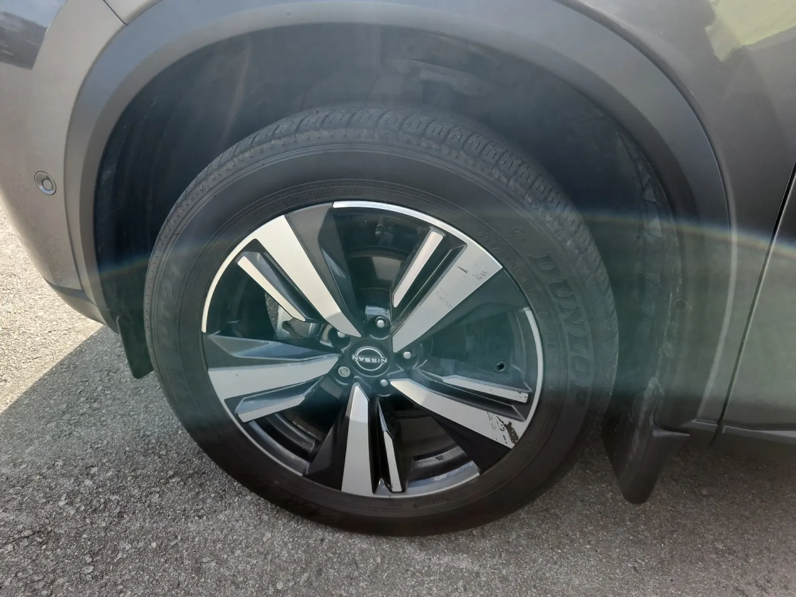 Front driver wheel/tire photo