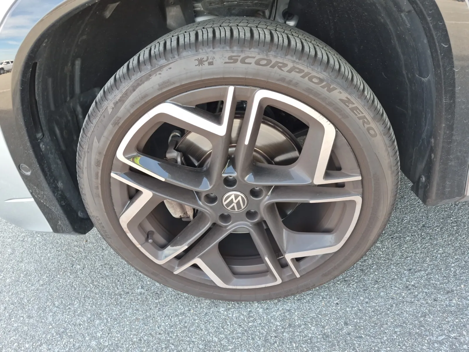 Front driver wheel/tire photo