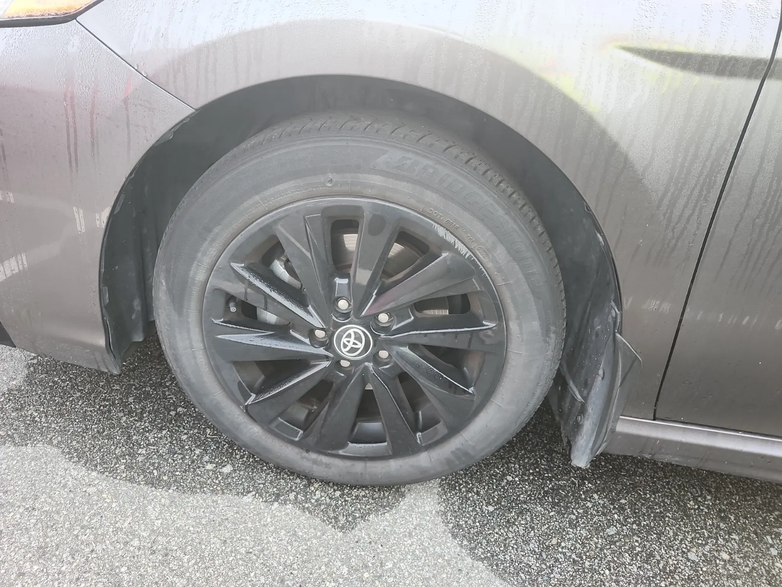 Front driver wheel/tire photo