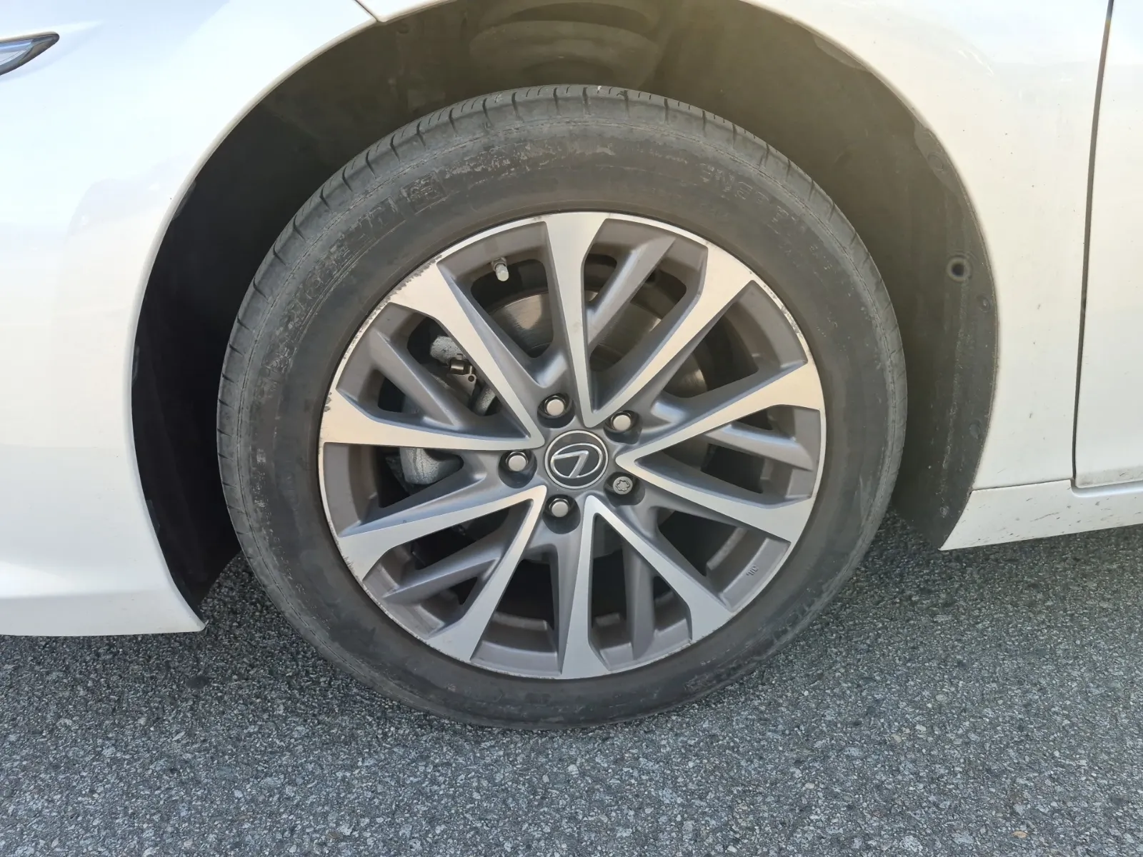 Front driver wheel/tire photo