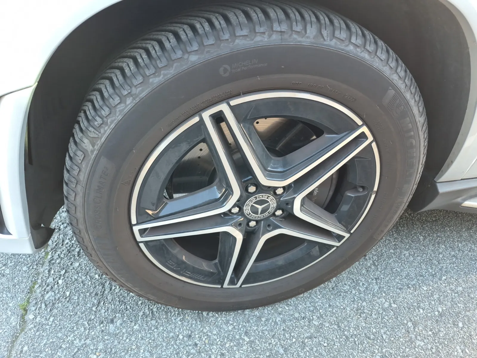 Front driver wheel/tire photo
