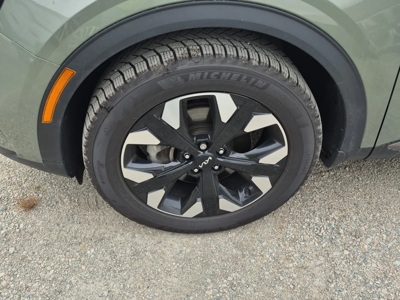 Front driver wheel/tire photo