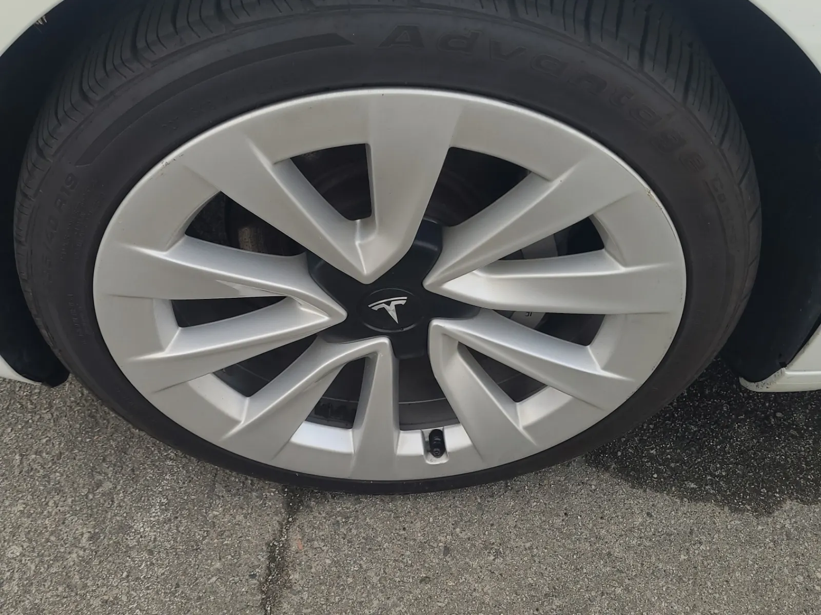 Front driver wheel/tire photo