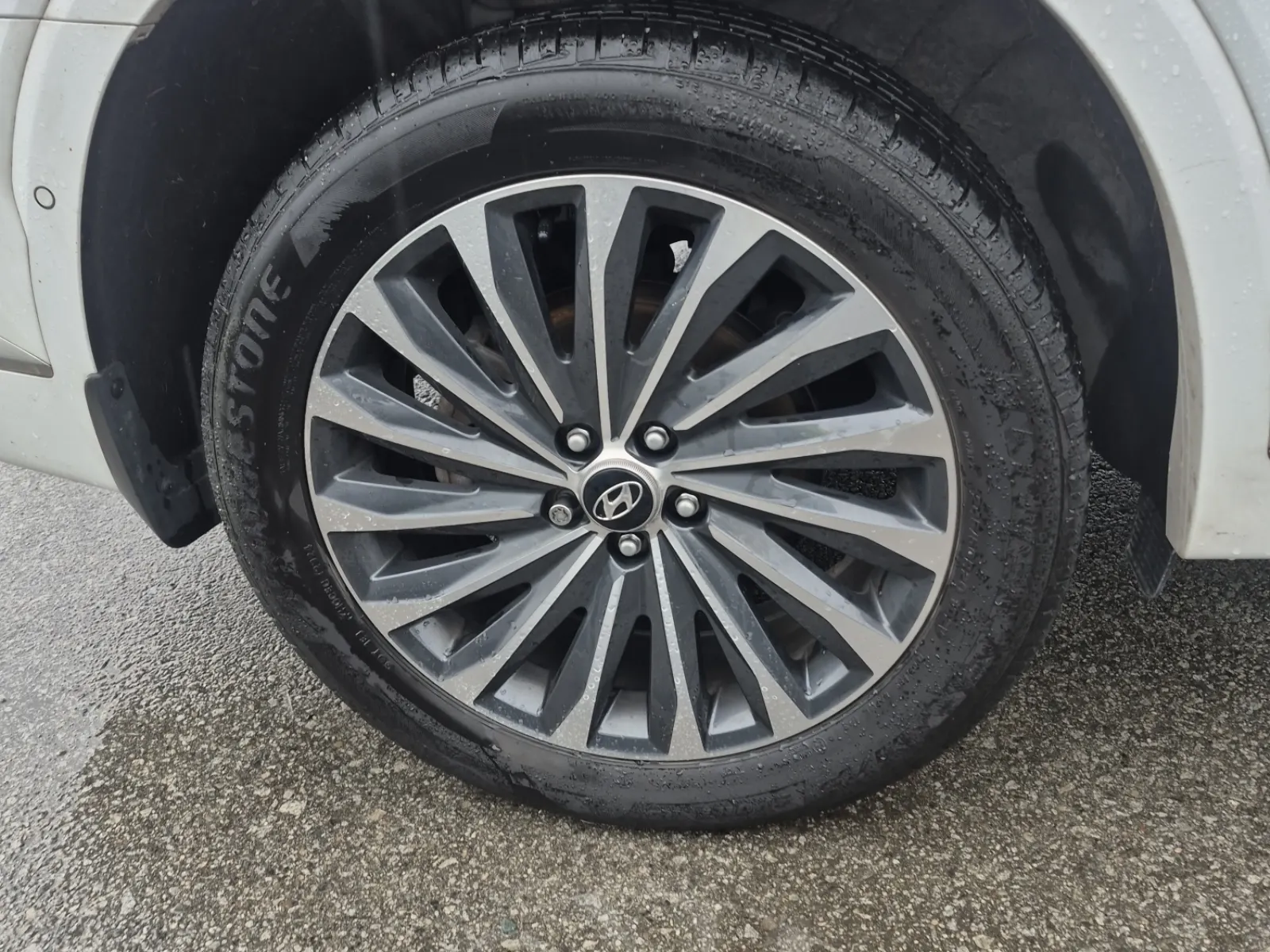 Right Rear Wheel/Tire Photo