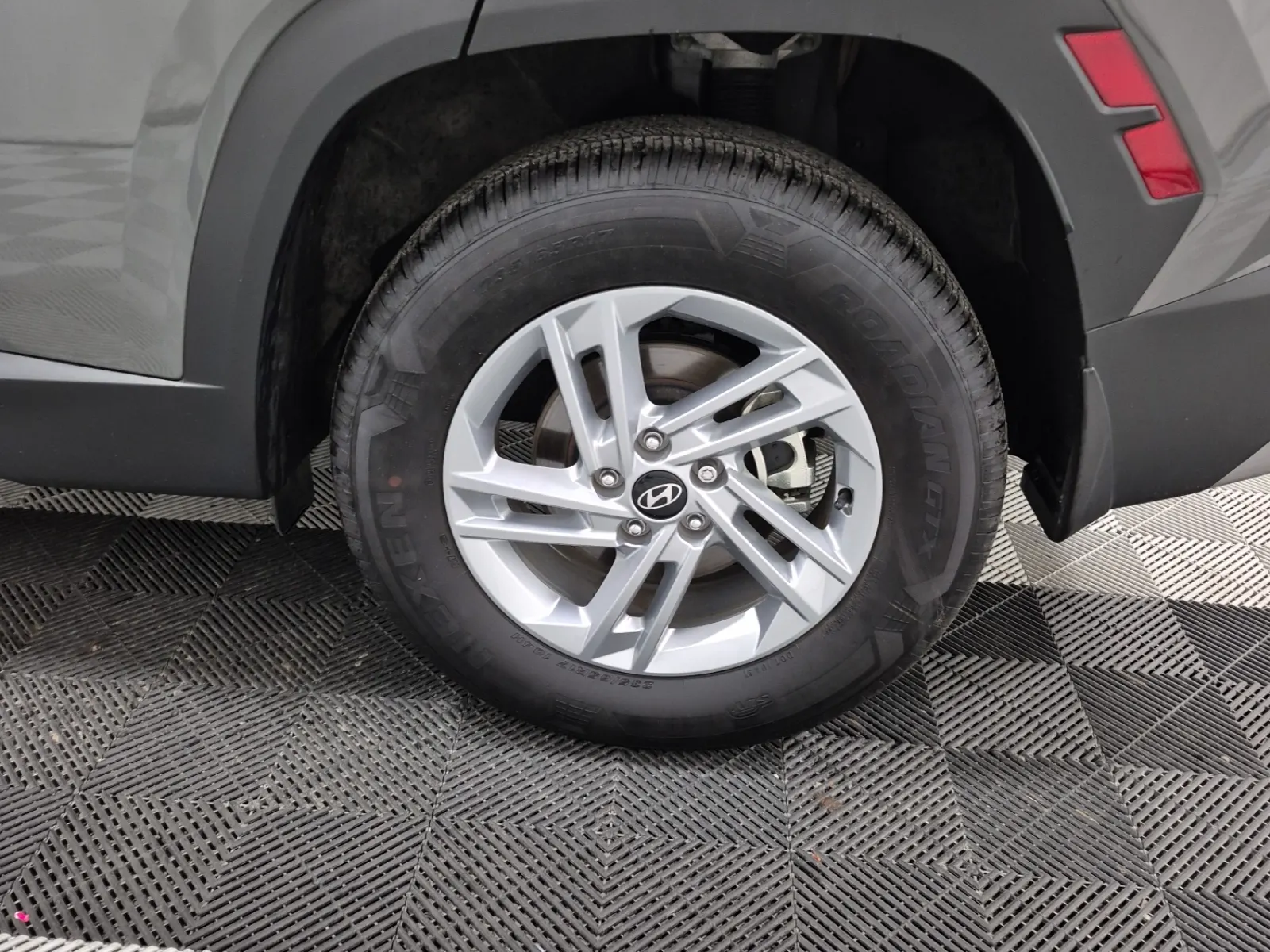 Left Rear Wheel/Tire Photo