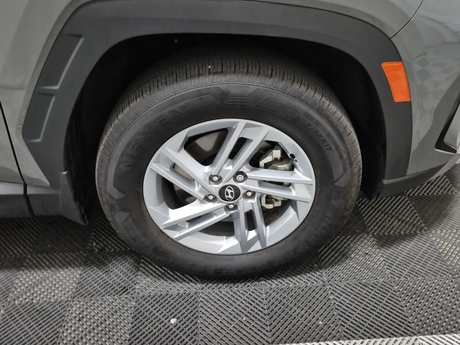 Right Front Wheel/Tire Photo