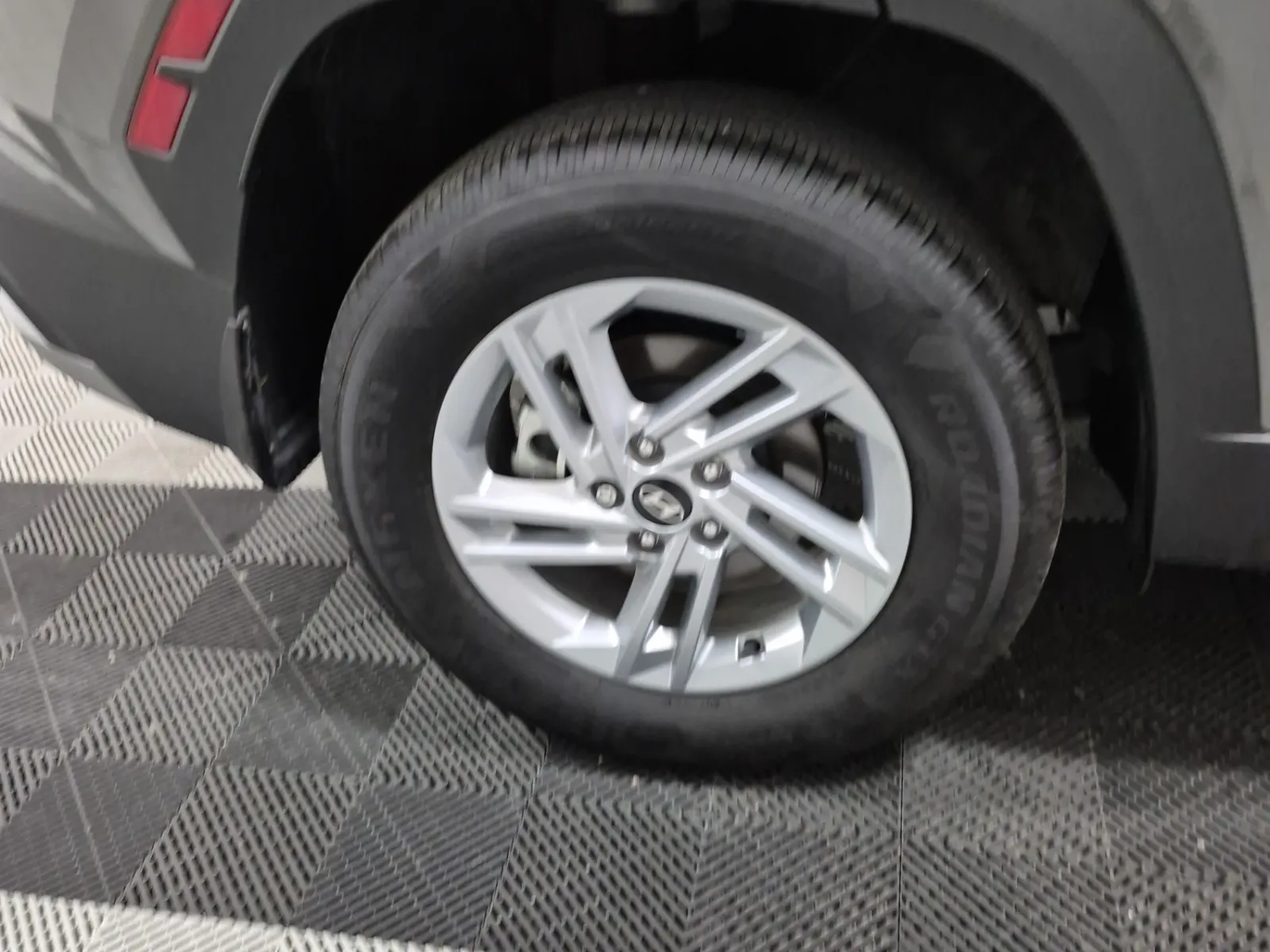 Right Rear Wheel/Tire Photo