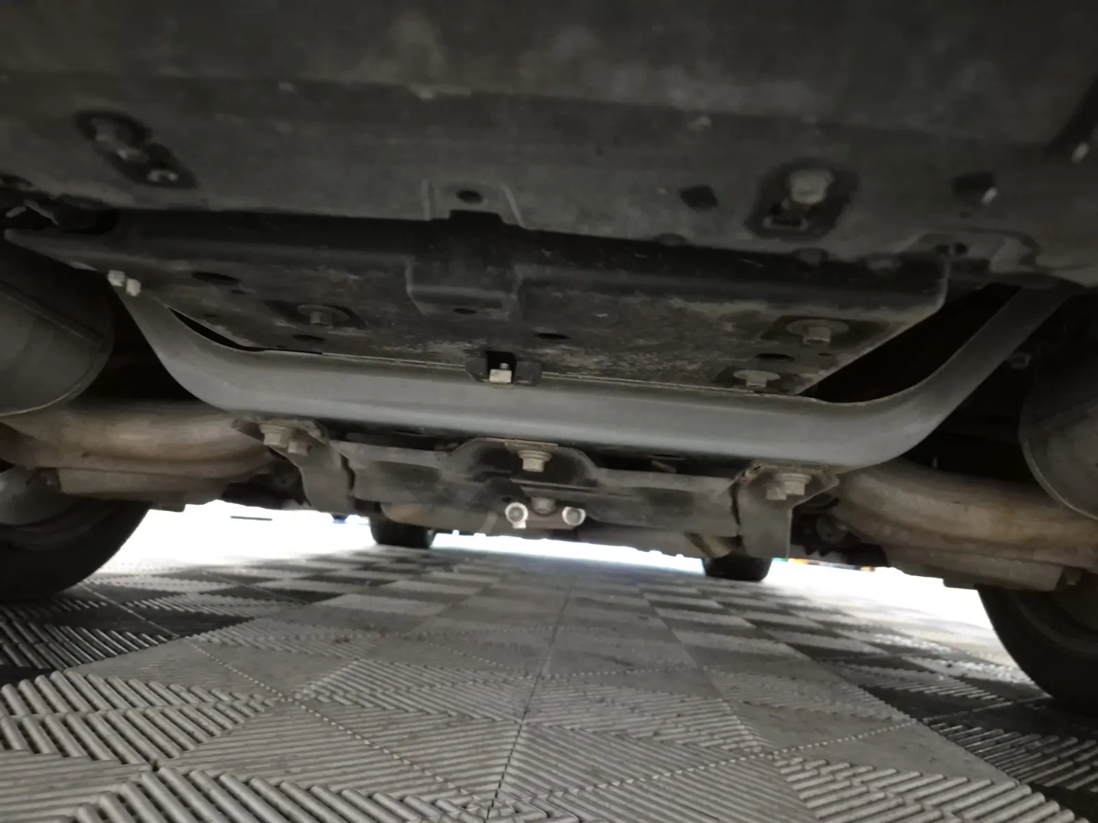 Undercarriage - Rear Photo