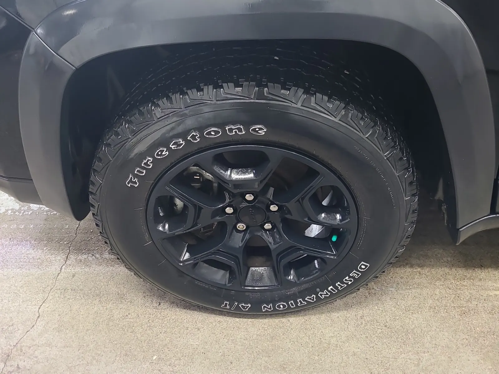 Front driver wheel/tire photo