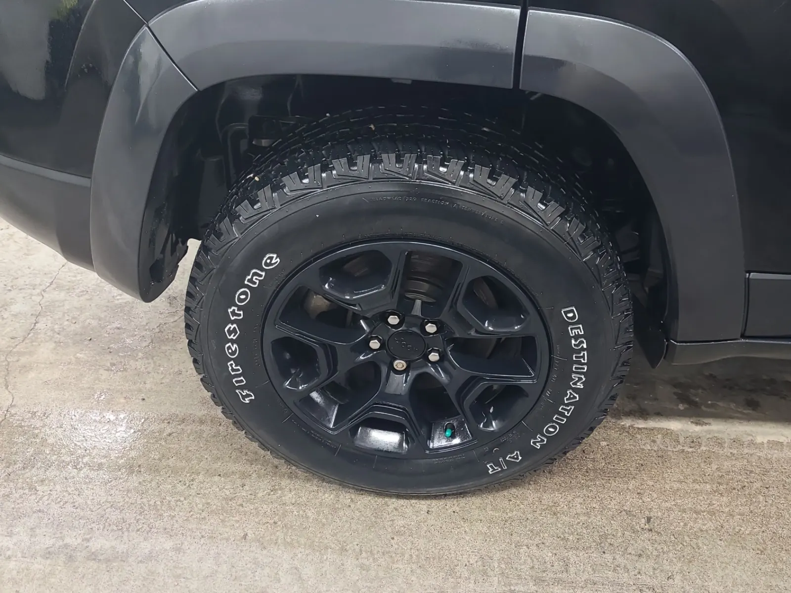 Right Rear Wheel/Tire Photo