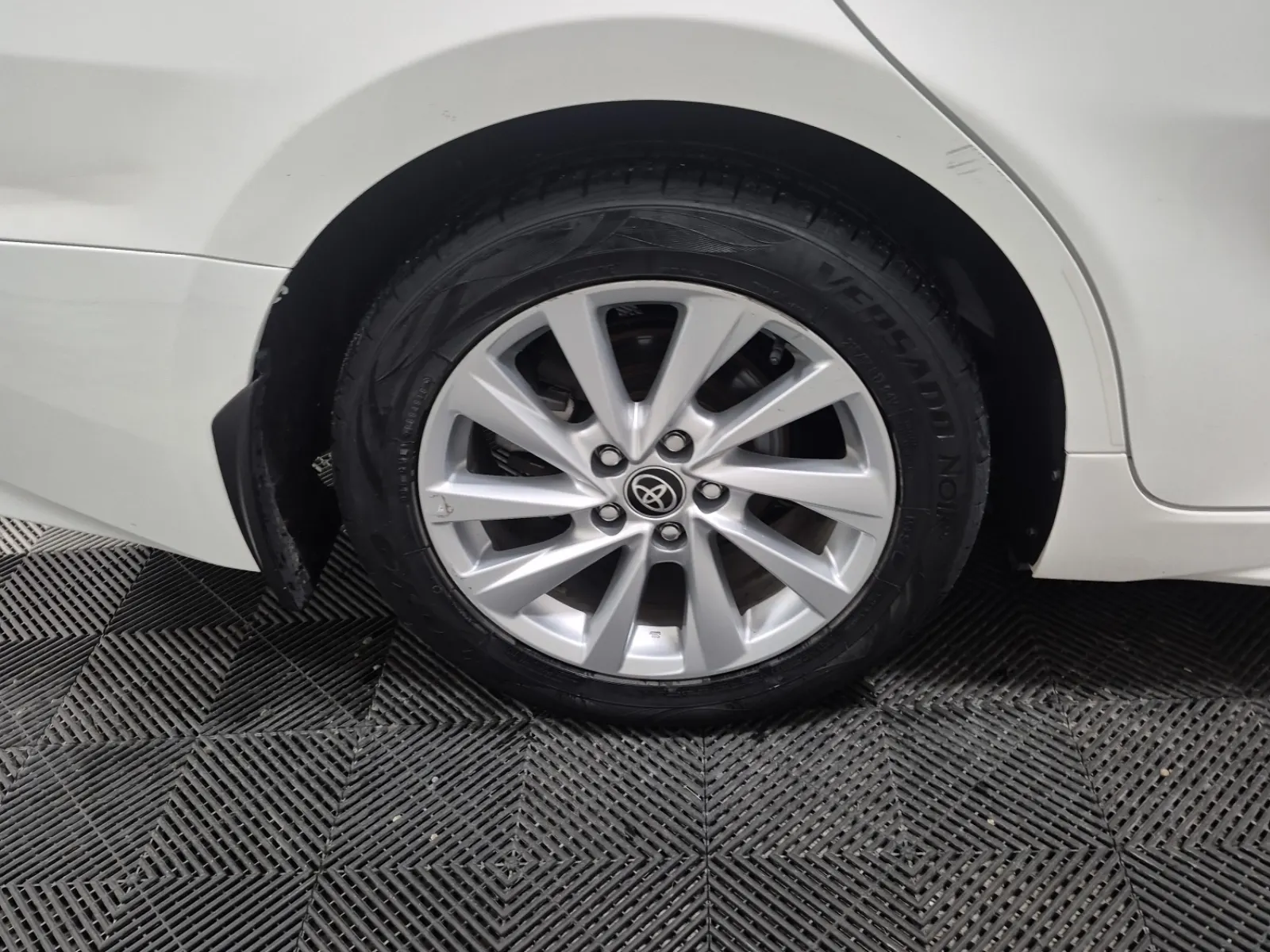 Right Rear Wheel/Tire Photo