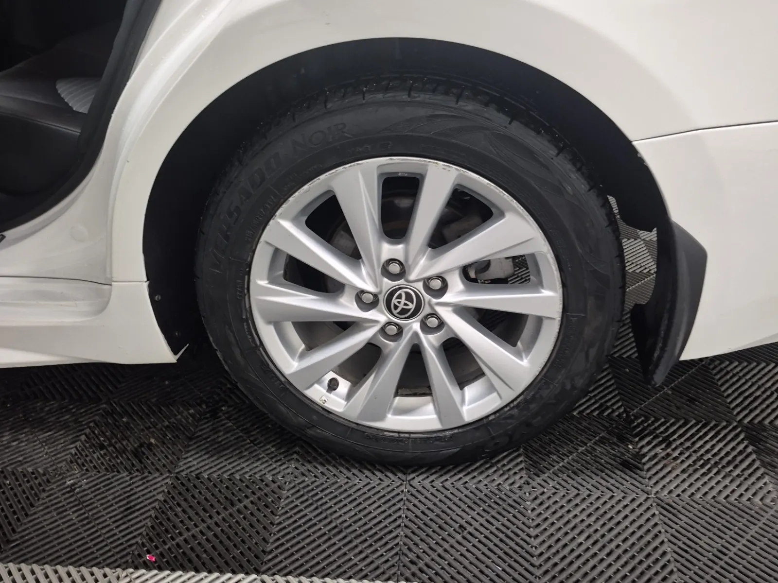 Left Rear Wheel/Tire Photo