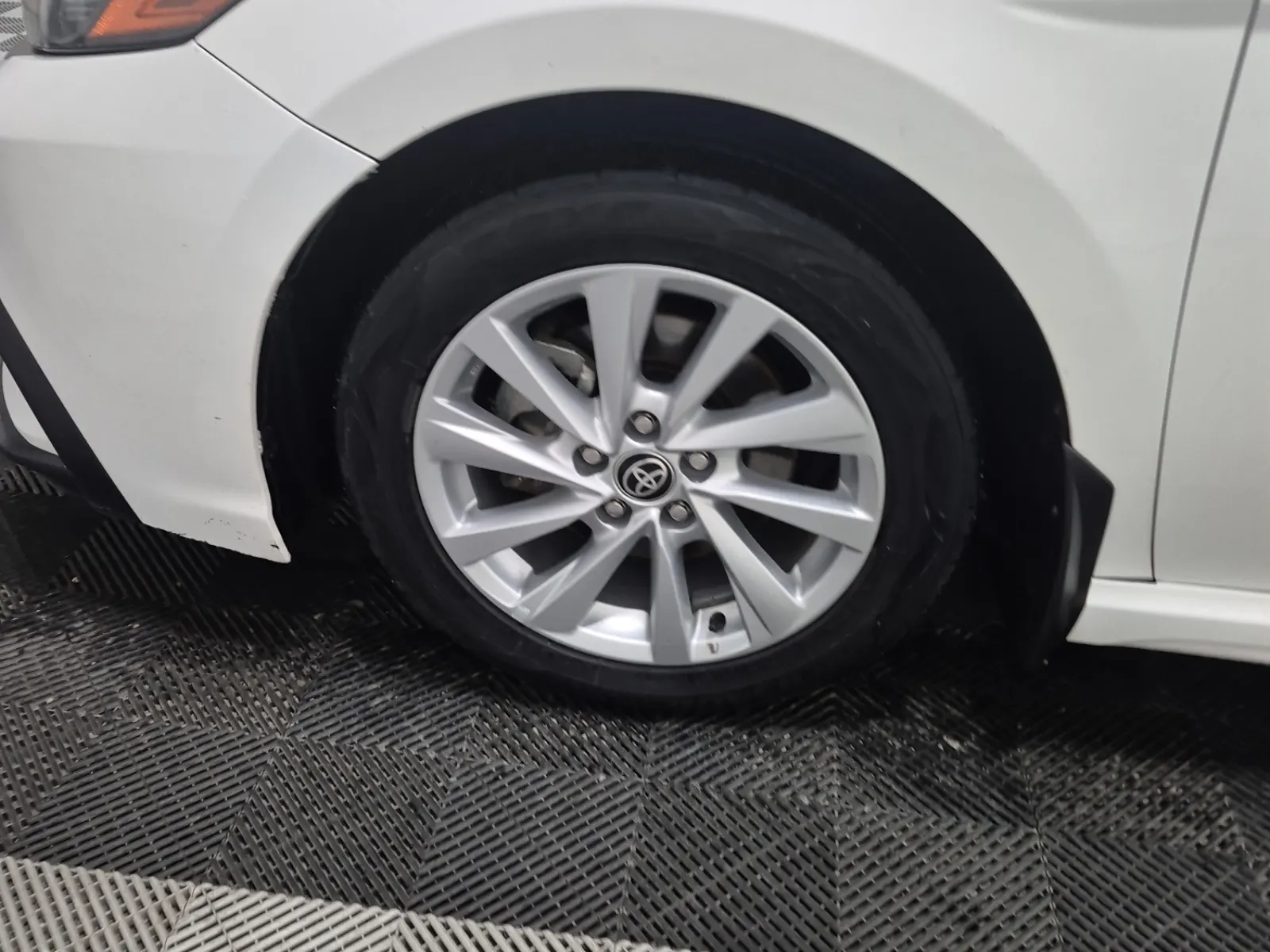 Front driver wheel/tire photo