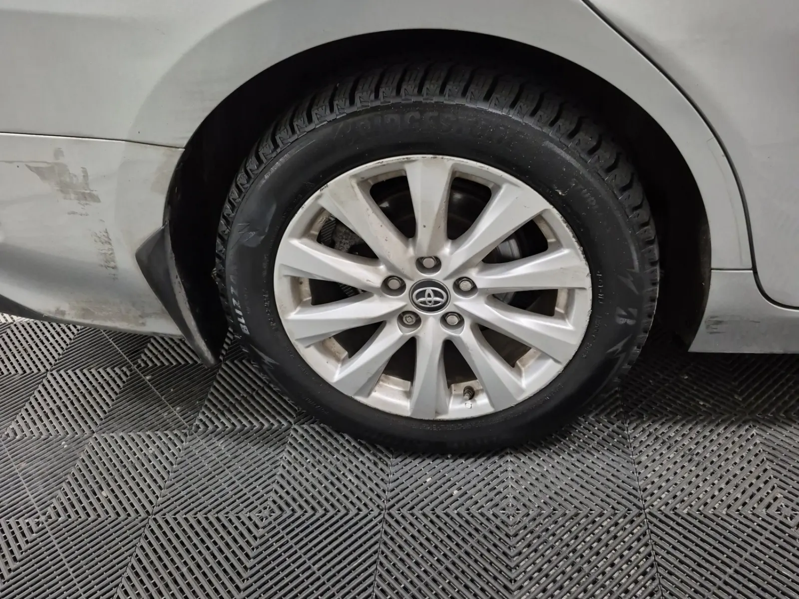 Right Rear Wheel/Tire Photo