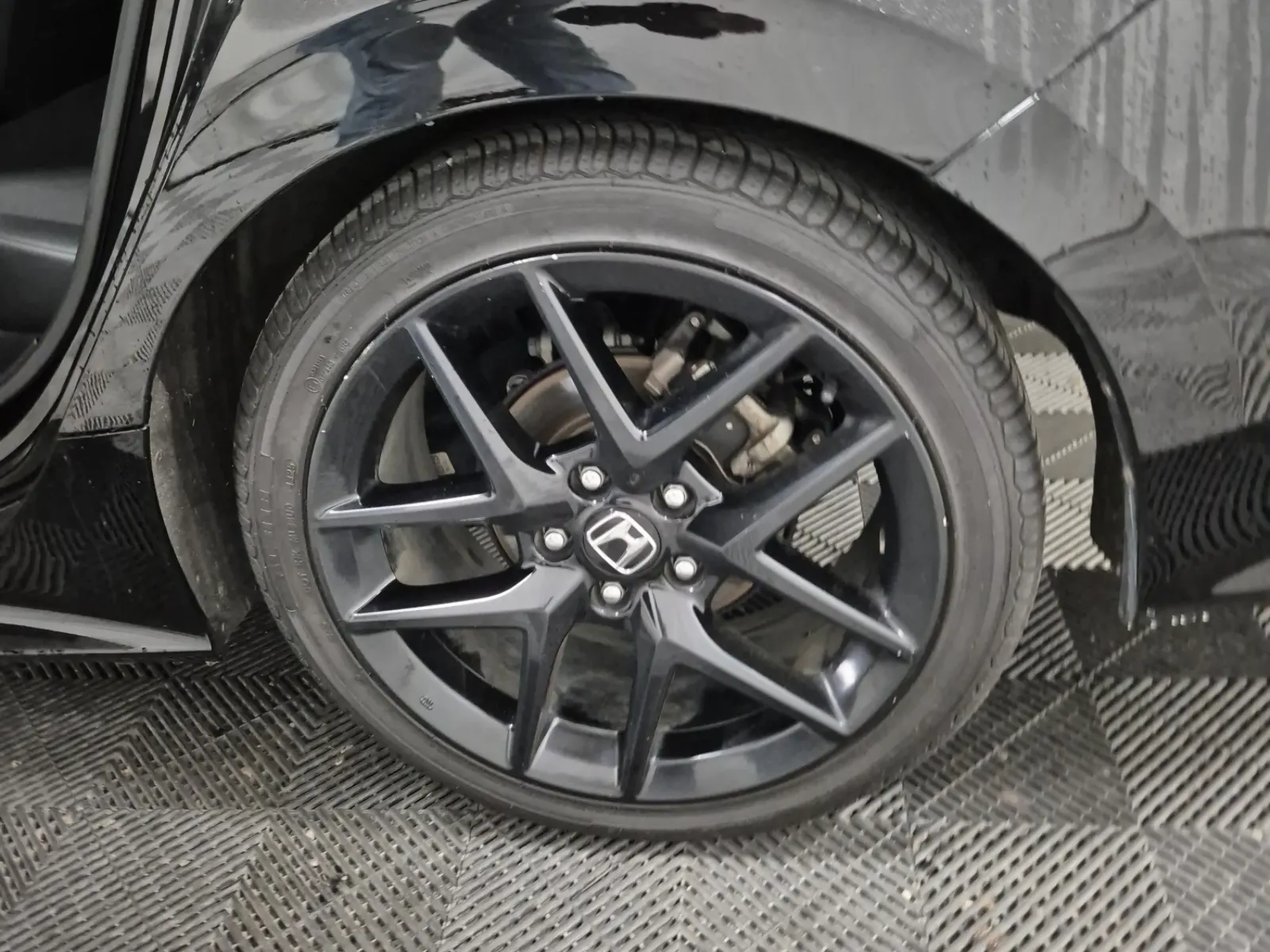 Left Rear Wheel/Tire Photo
