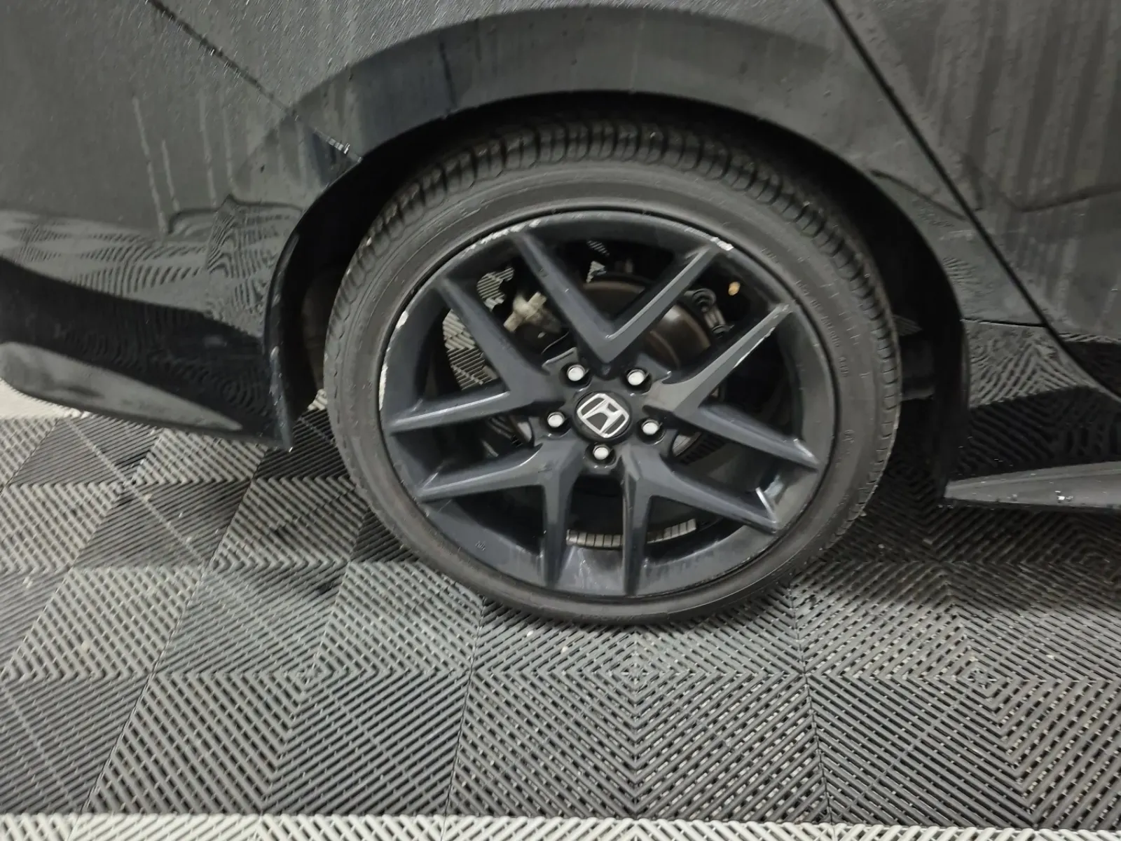 Right Rear Wheel/Tire Photo
