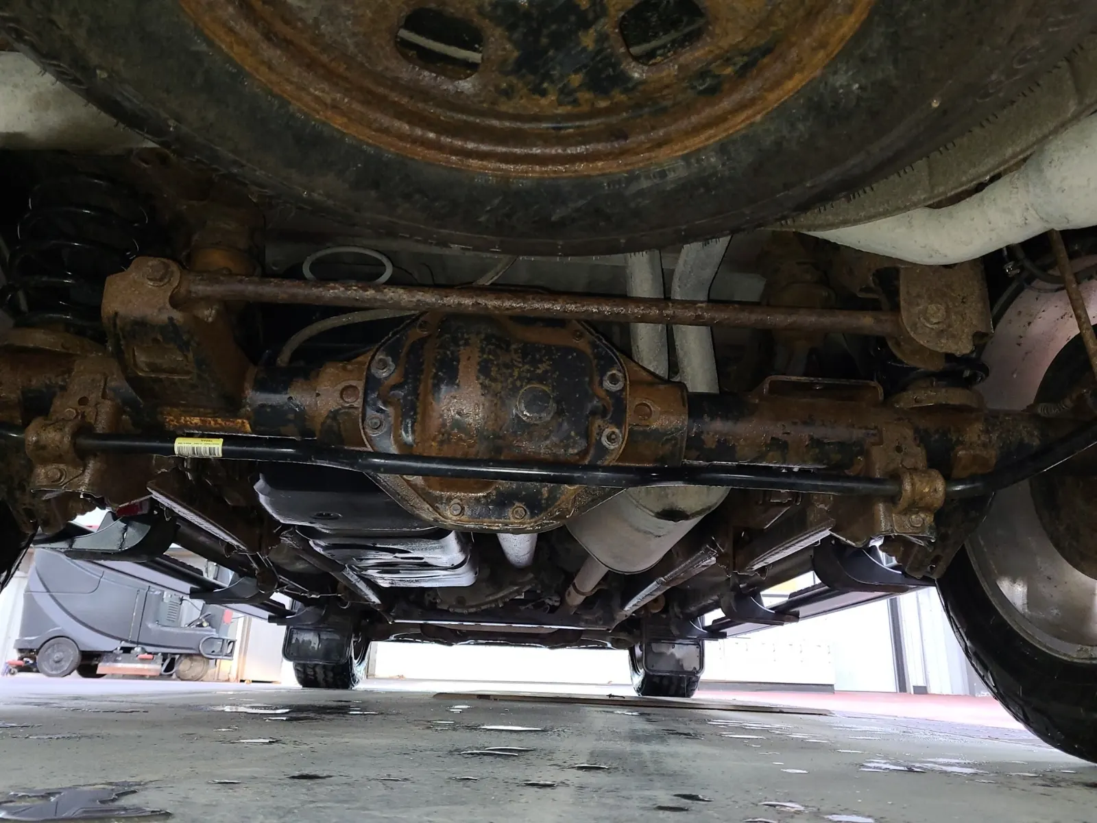 Undercarriage - Rear Photo