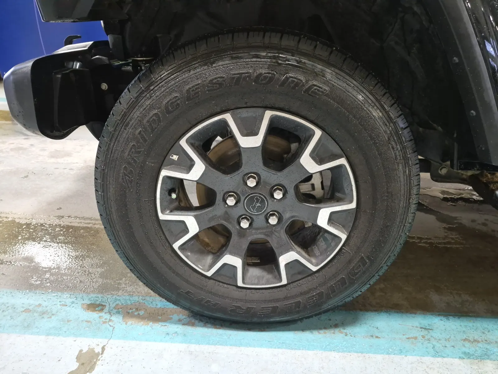 Front driver wheel/tire photo