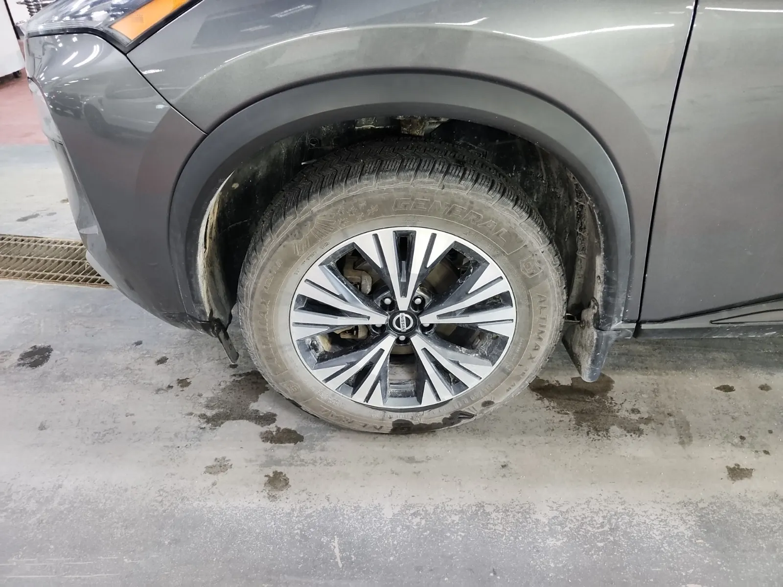 Front driver wheel/tire photo