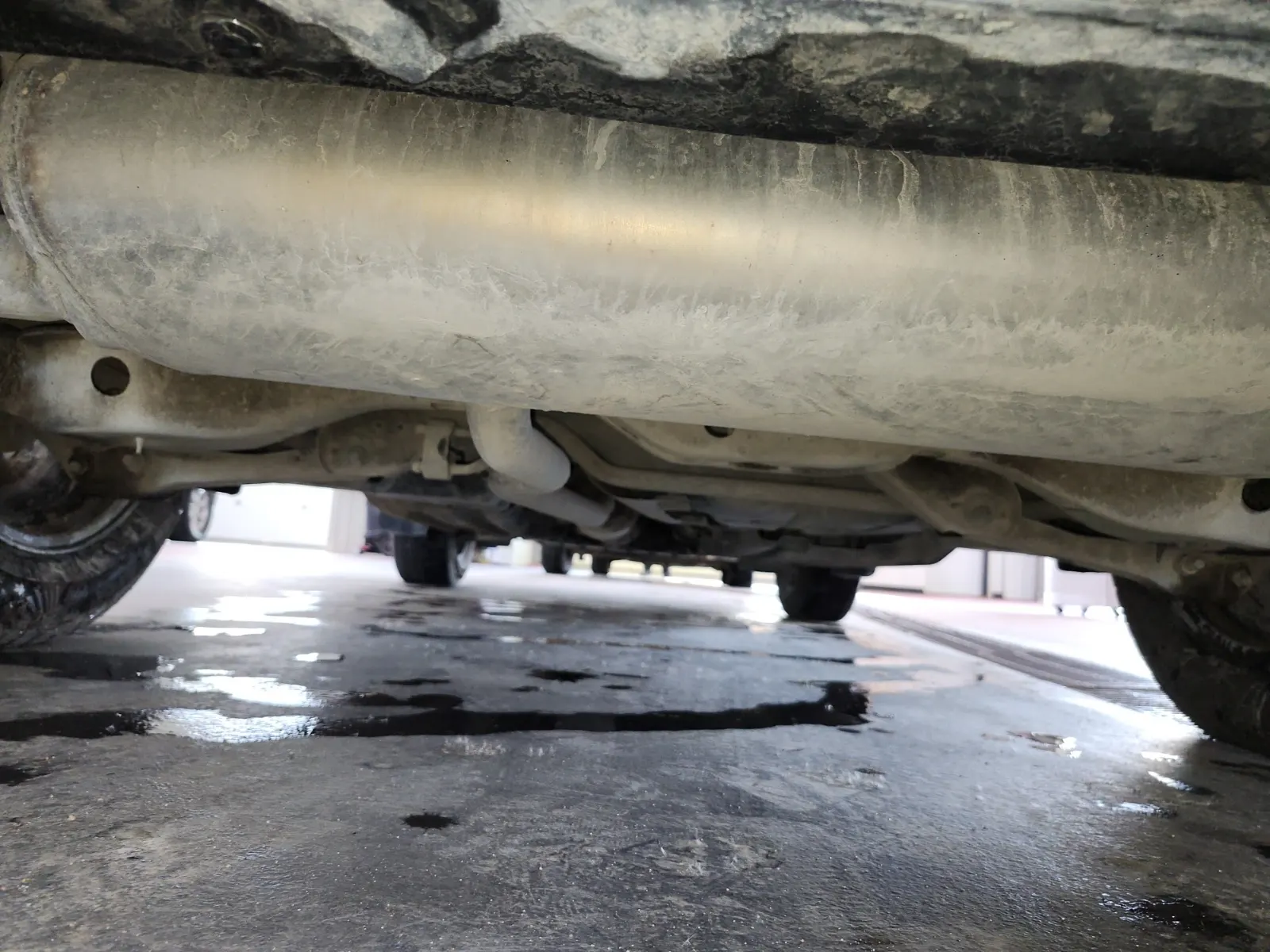 Undercarriage - Rear Photo
