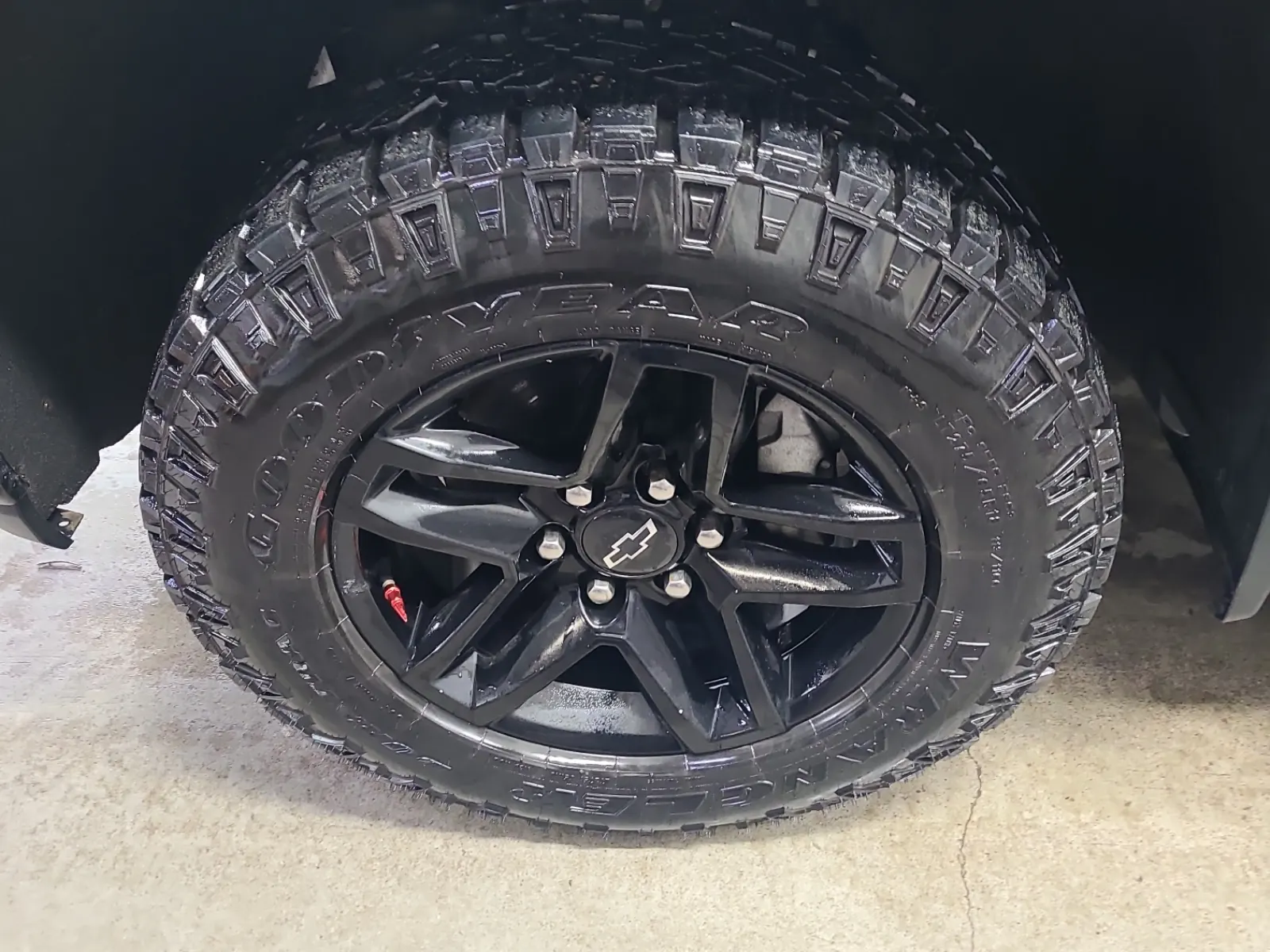 Front driver wheel/tire photo