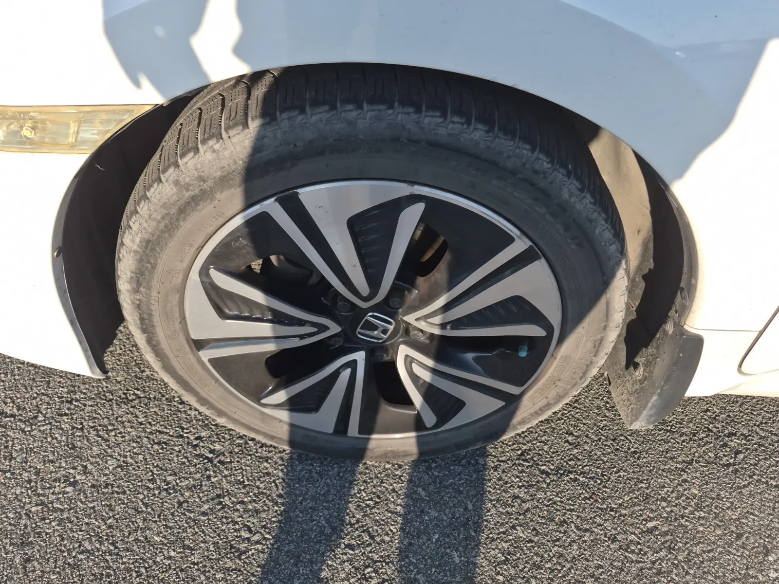 Front driver wheel/tire photo