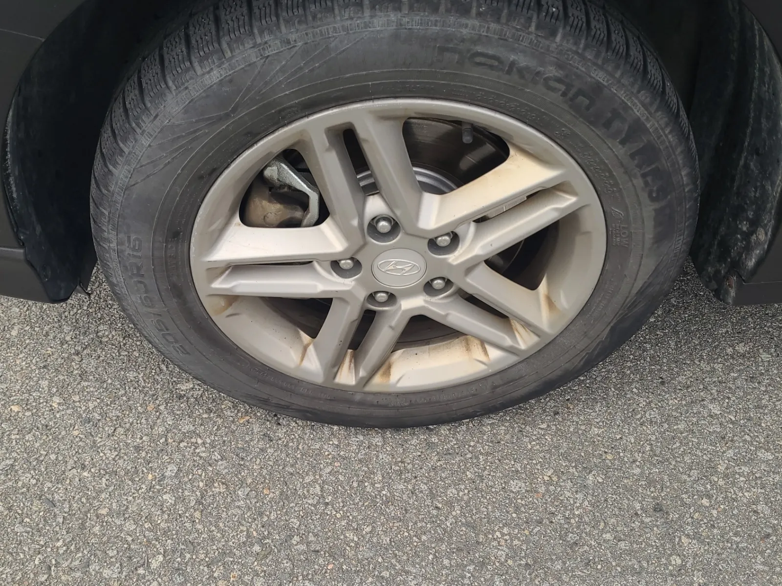 Front driver wheel/tire photo