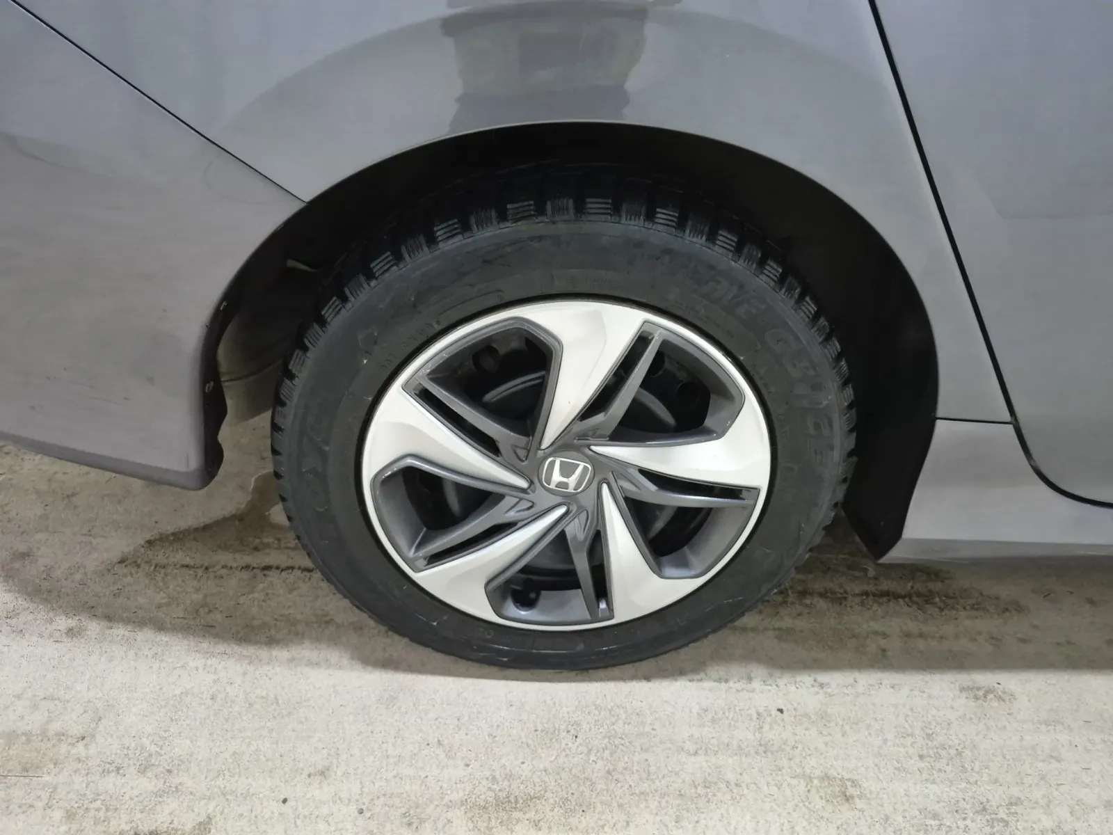 Right Rear Wheel/Tire Photo