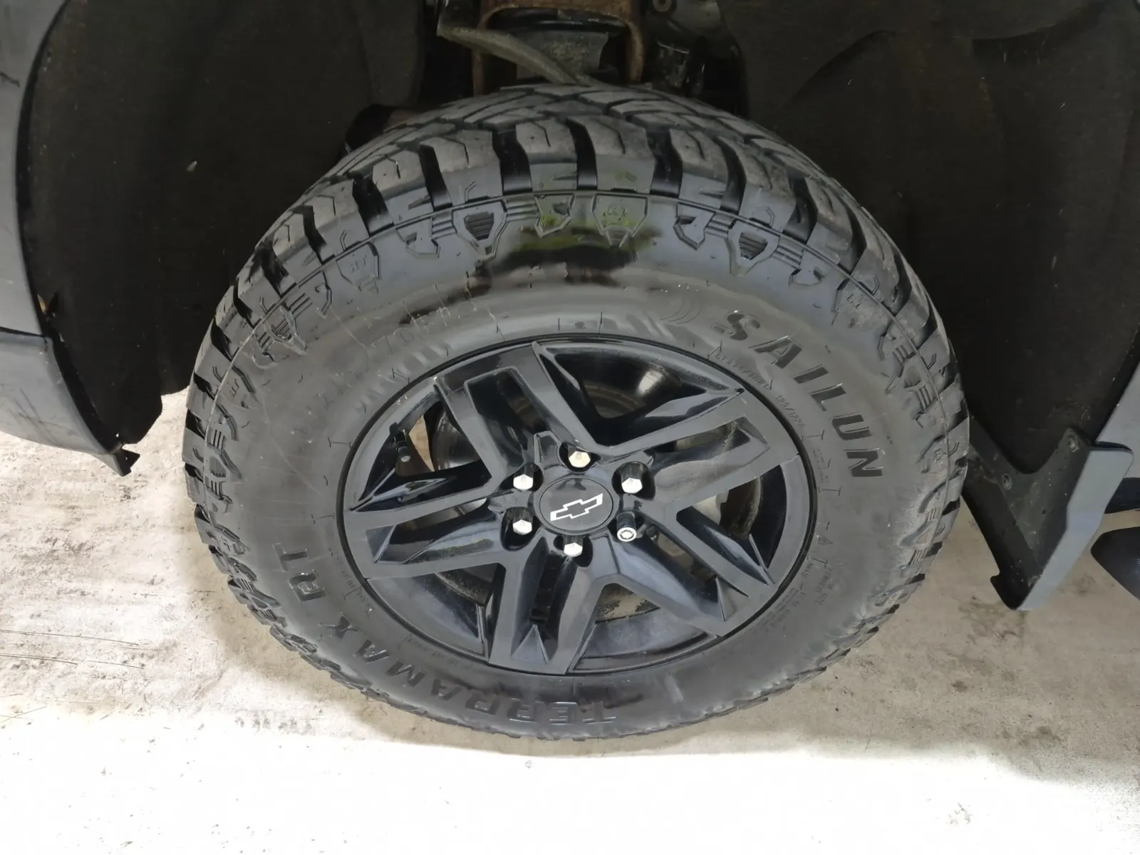 Front driver wheel/tire photo