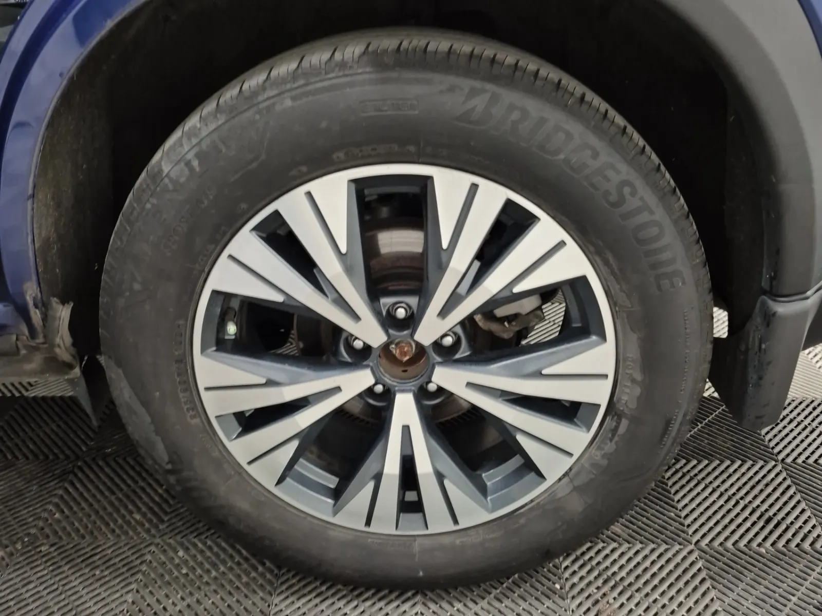 Left Rear Wheel/Tire Photo